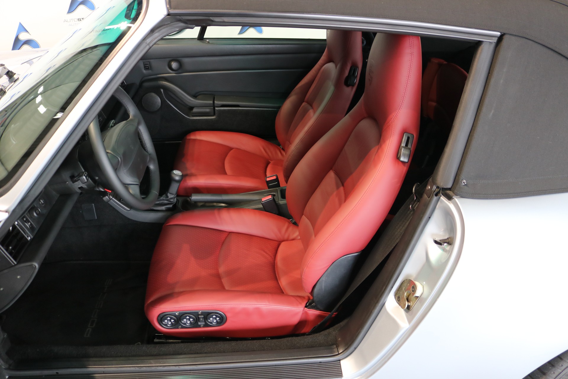 PORSCHE 911 Carrera 4 Cabrio-showroom-element-1