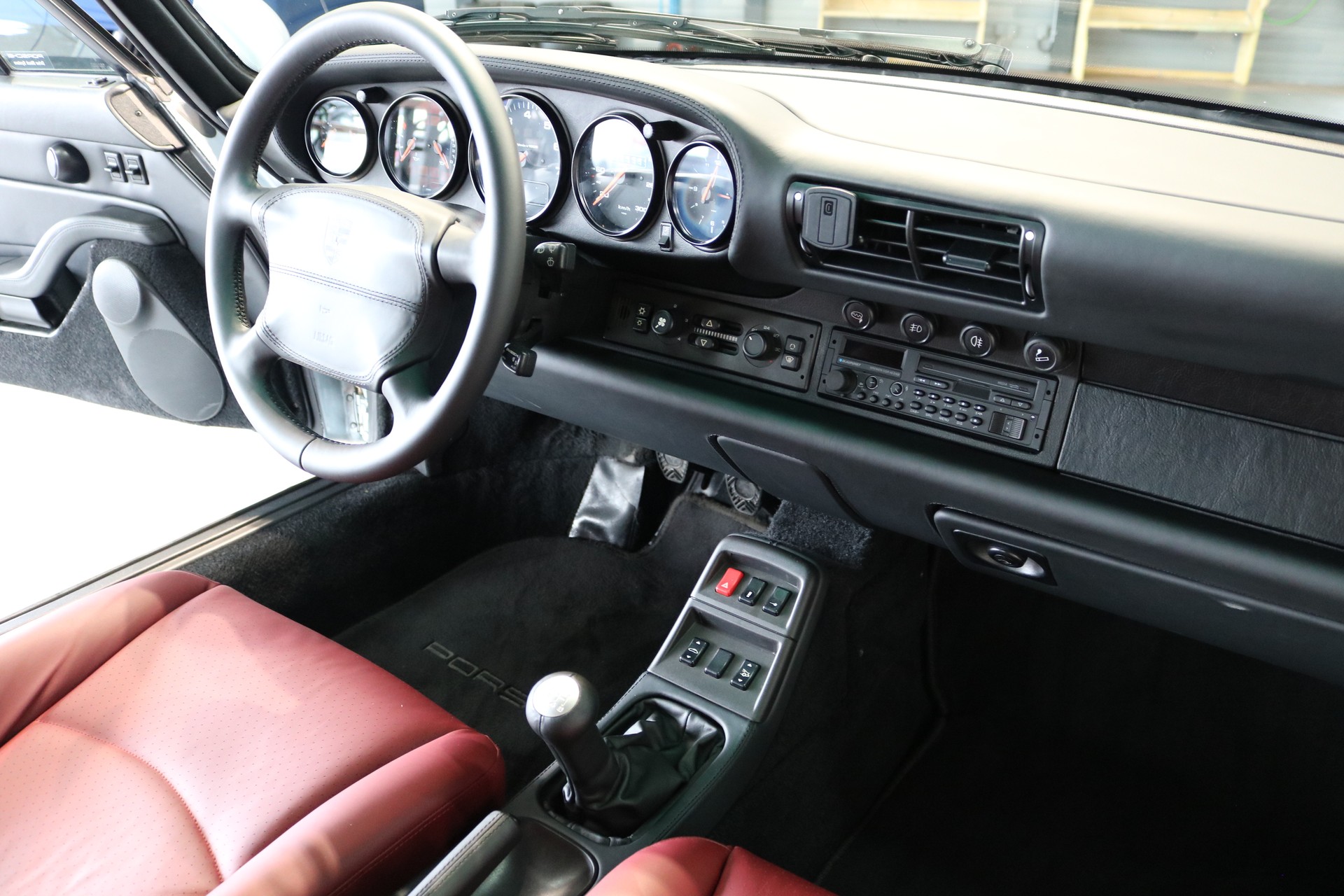 PORSCHE 911 Carrera 4 Cabrio-showroom-element-3