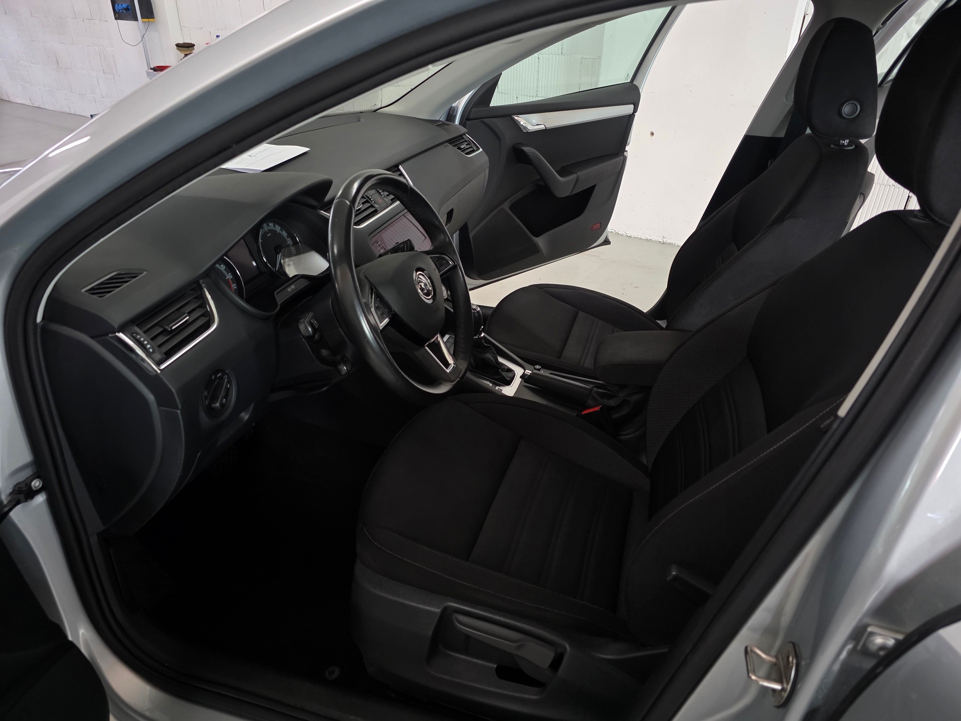 SKODA Octavia Combi 2.0 TDI Ambition 4x4 DSG-image-11