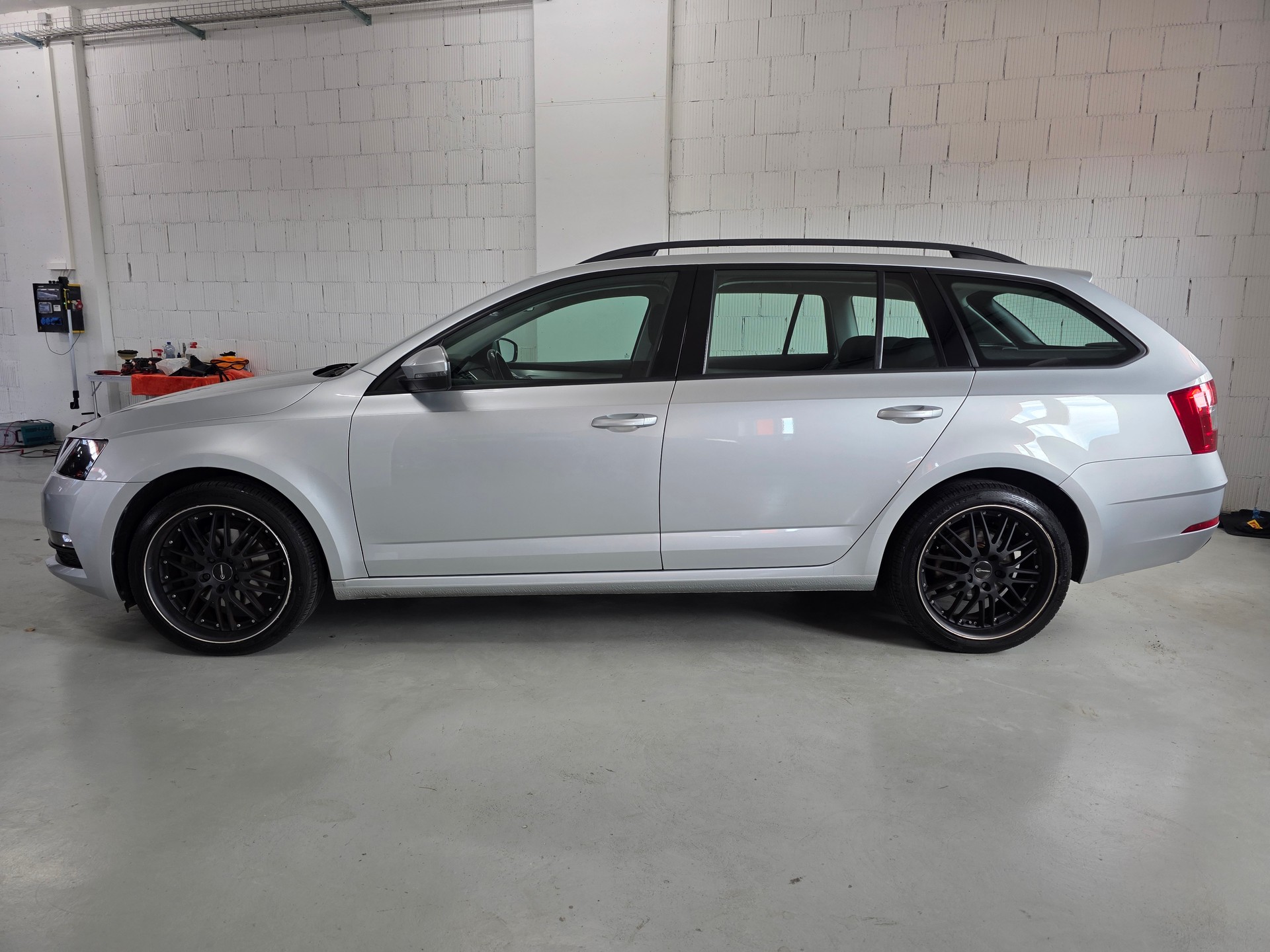 SKODA Octavia Combi 2.0 TDI Ambition 4x4 DSG-showroom-element-1
