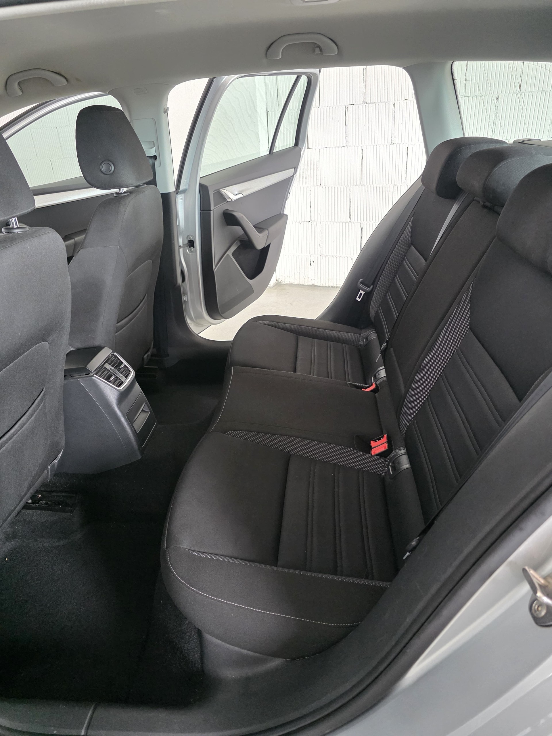 SKODA Octavia Combi 2.0 TDI Ambition 4x4 DSG-image-9