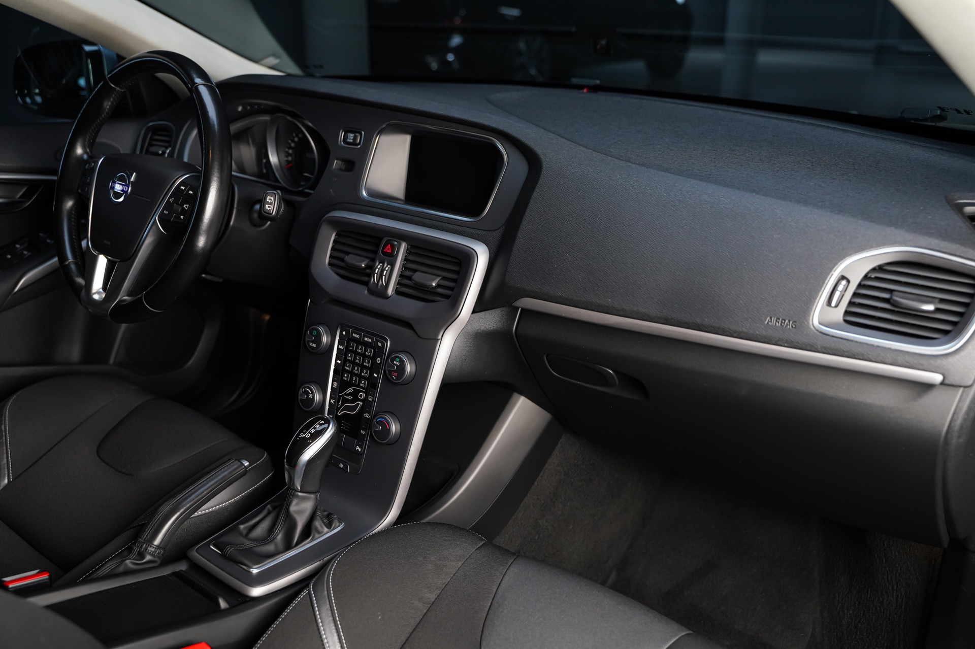 VOLVO V40 D4 Momentum Geartronic-image-17