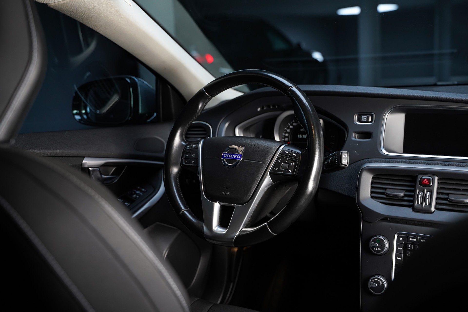 VOLVO V40 D4 Momentum Geartronic-image-18