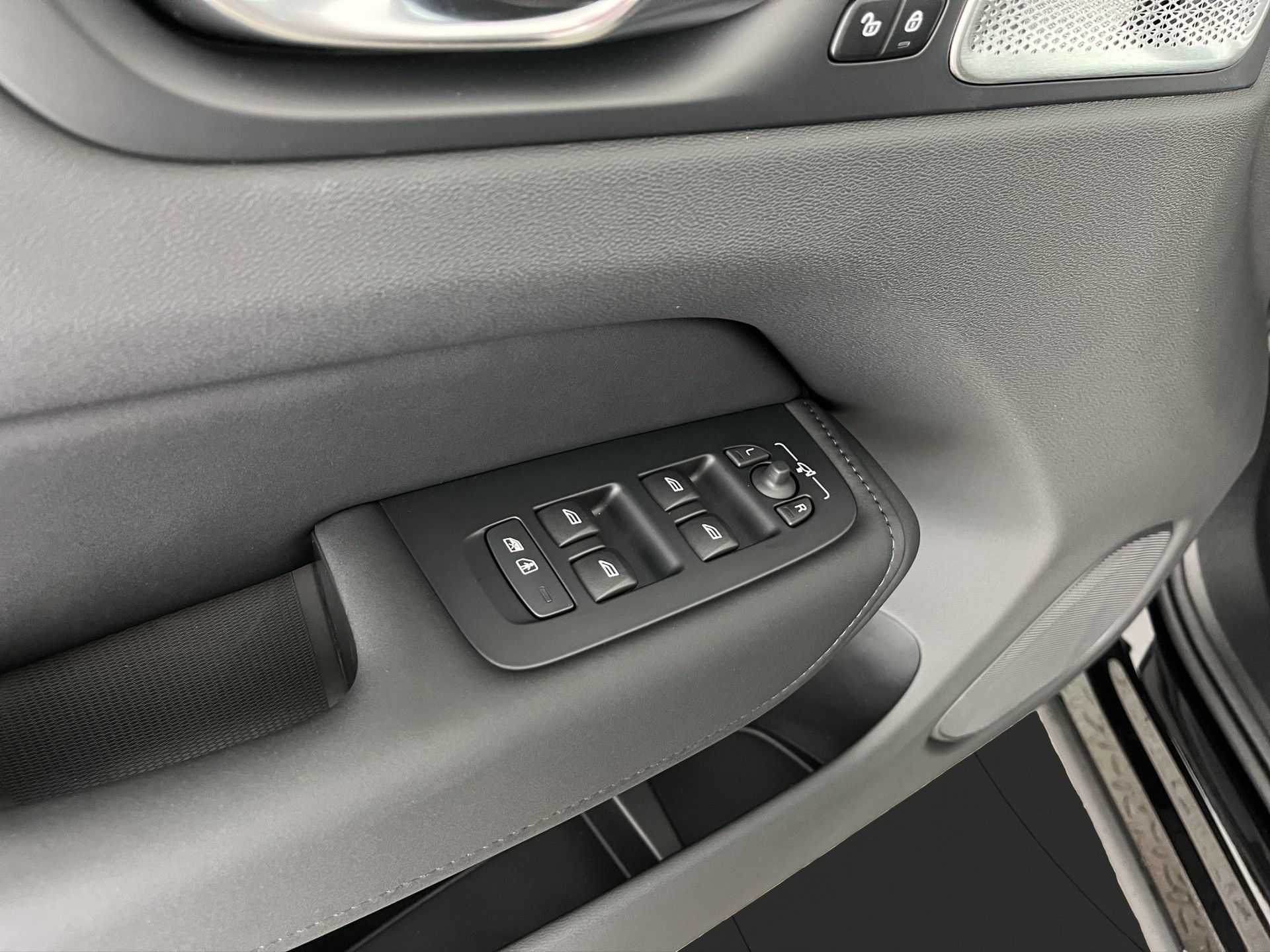 VOLVO XC60 2.0 T8 TE Ultra Dark eAWD-image-11