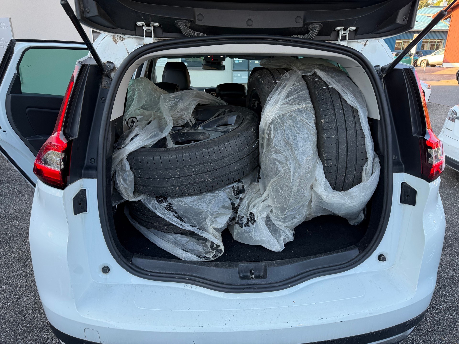 RENAULT Grand Scénic 1.8 dCi Intens EDC-image-9