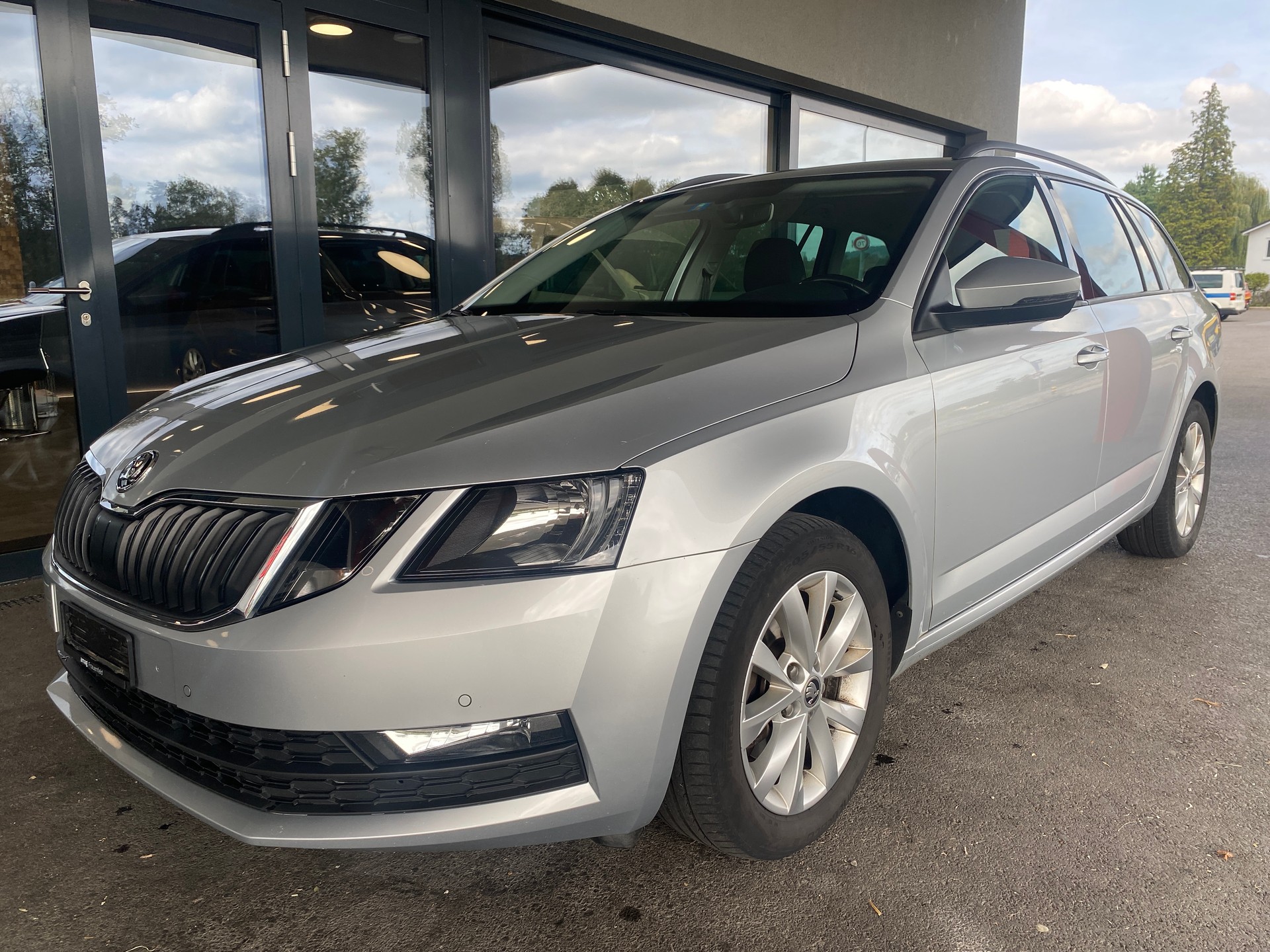 SKODA Octavia Combi 2.0 TDI Ambition DSG-showroom-element-1