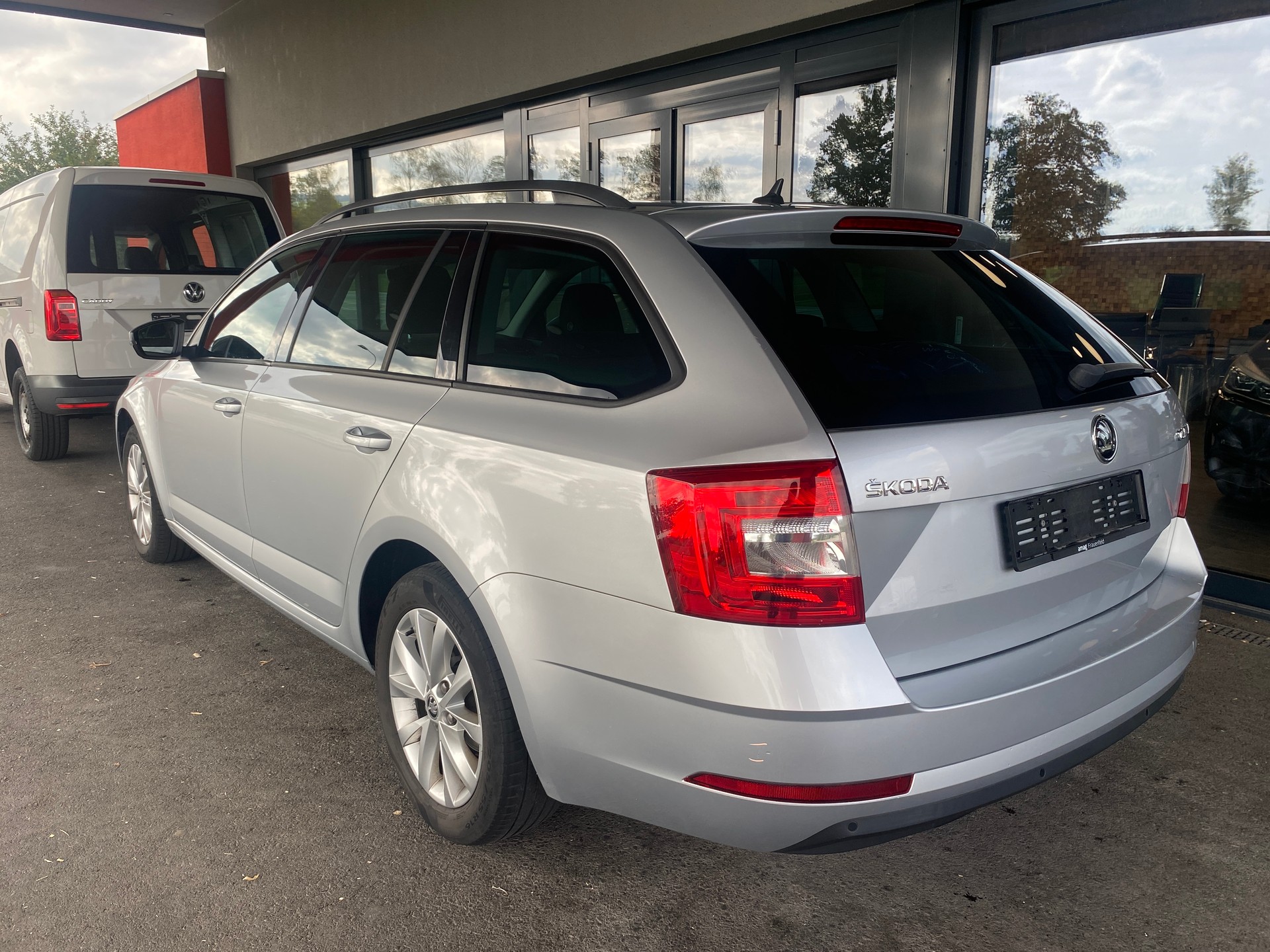 SKODA Octavia Combi 2.0 TDI Ambition DSG-showroom-element-2