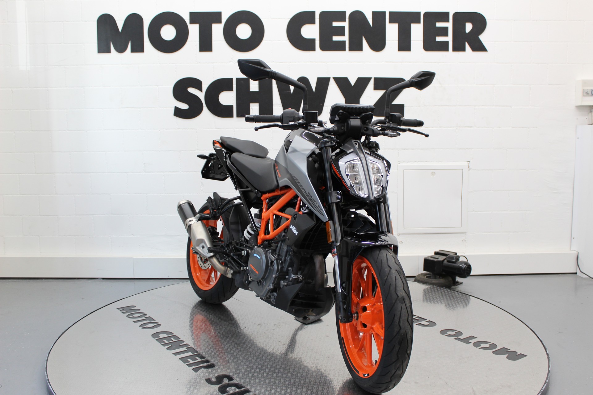 KTM 390 Duke-showroom-element-2