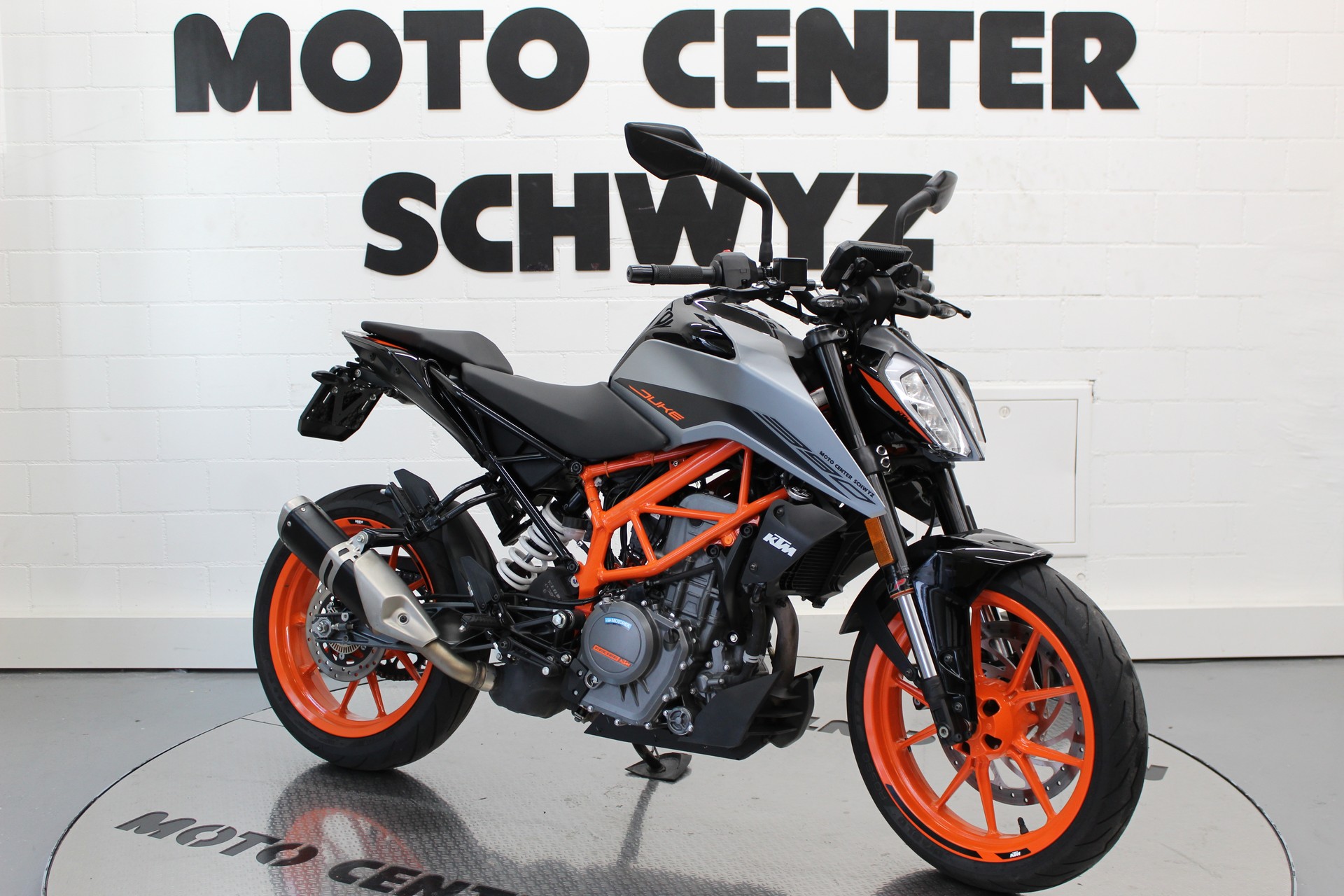 KTM 390 Duke-showroom-element-1