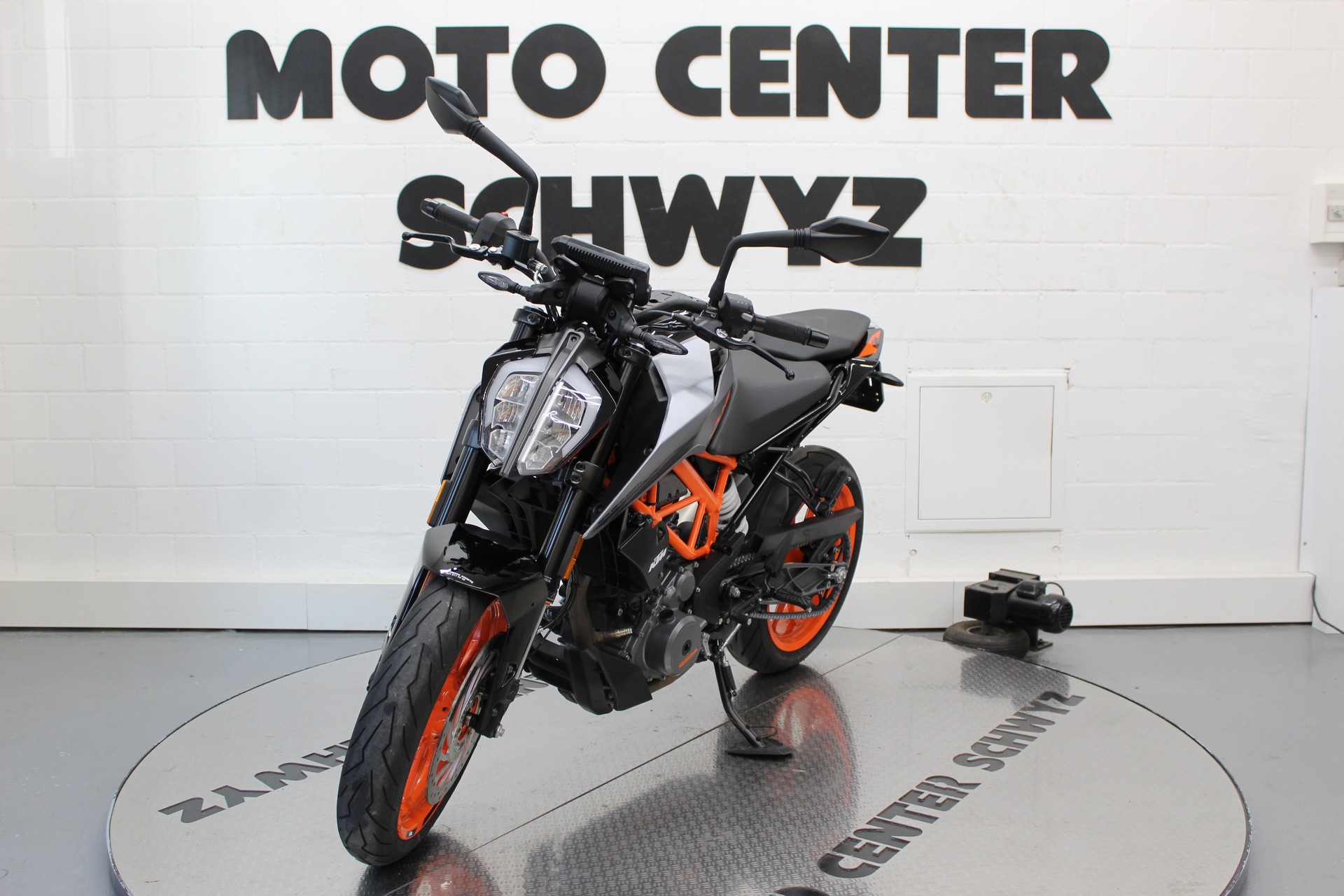 KTM 390 Duke-showroom-element-3