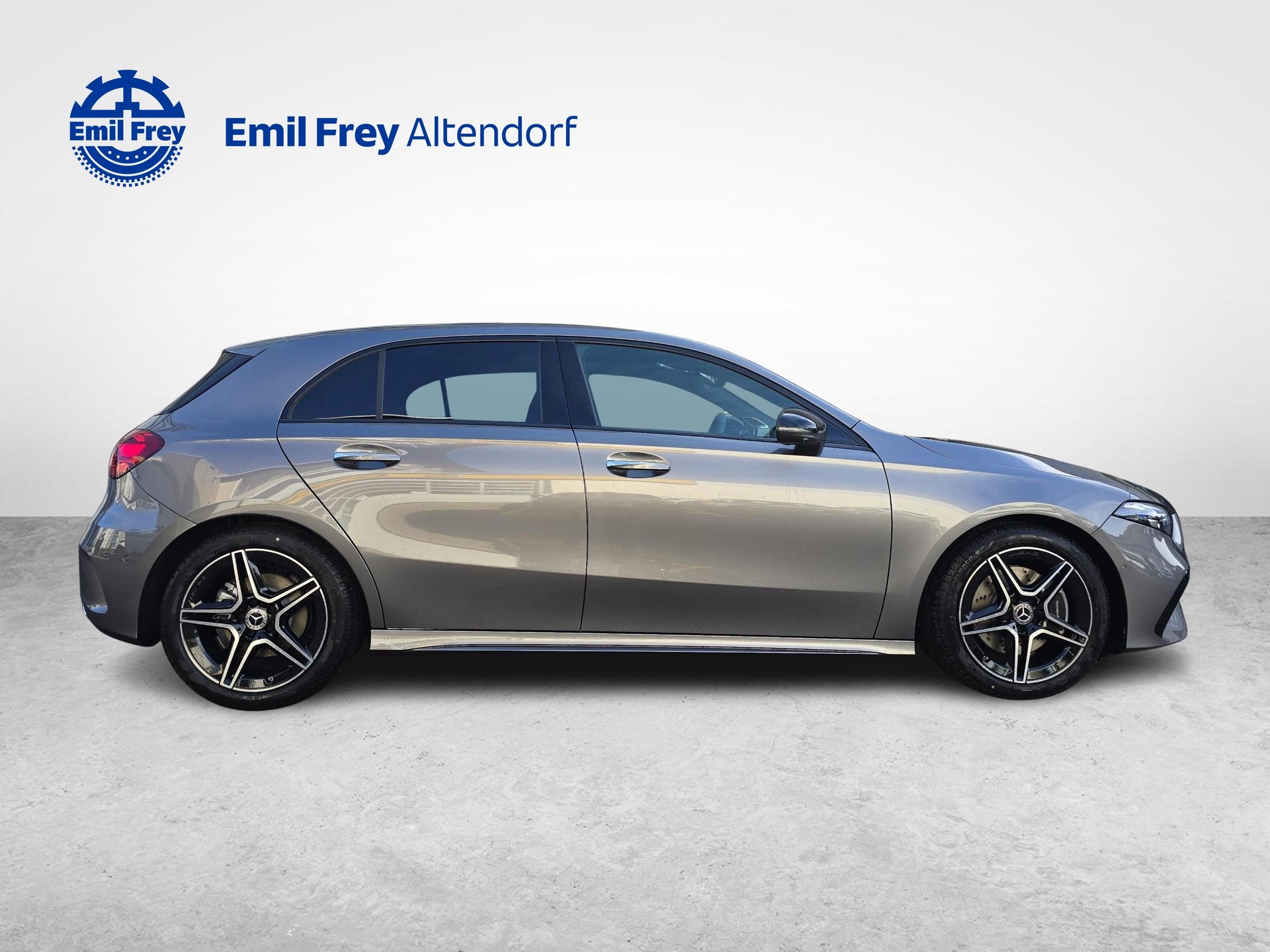 MERCEDES-BENZ A 220 4MATIC AMG Line-image-5