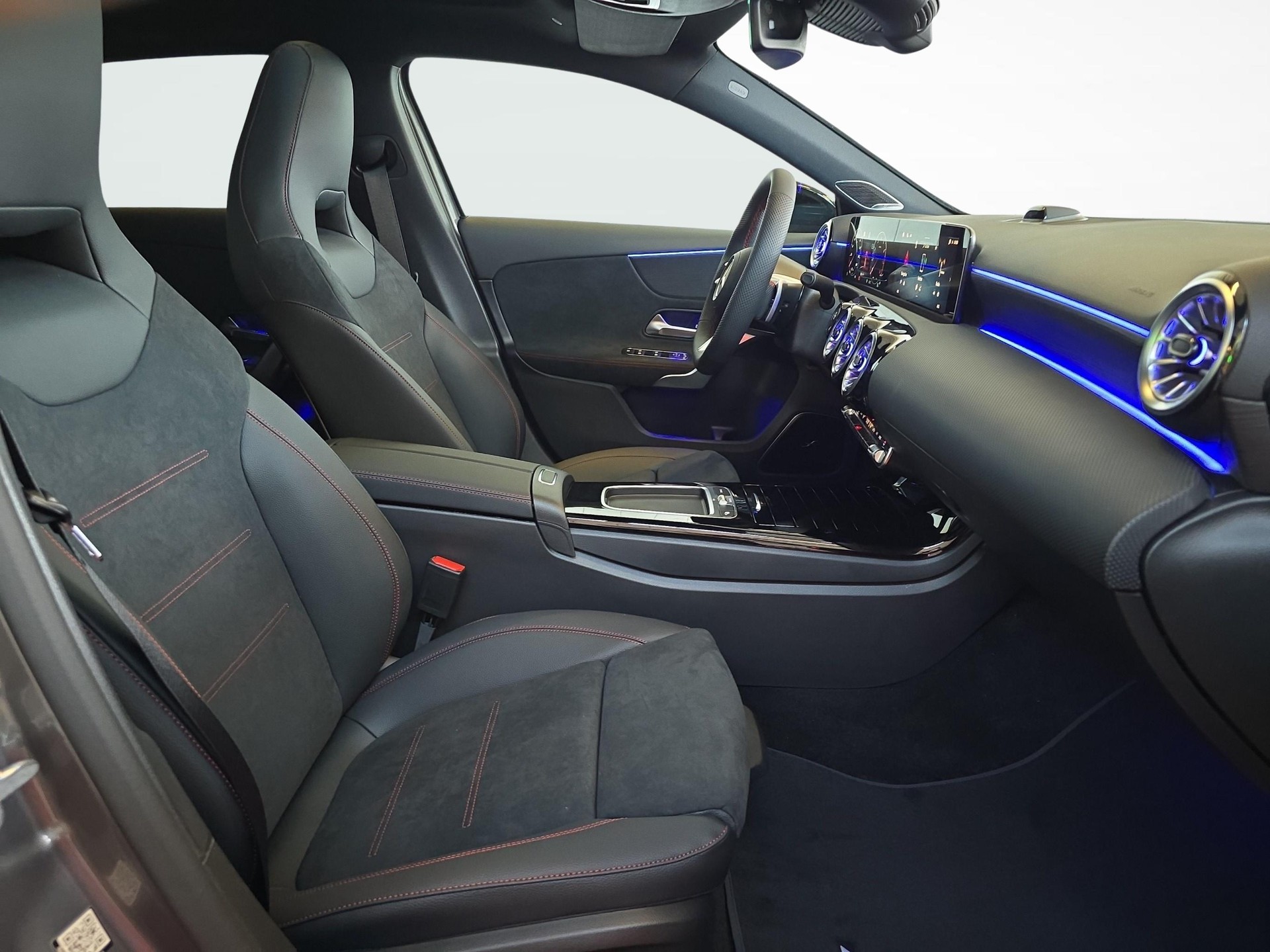 MERCEDES-BENZ A 220 4MATIC AMG Line-image-12