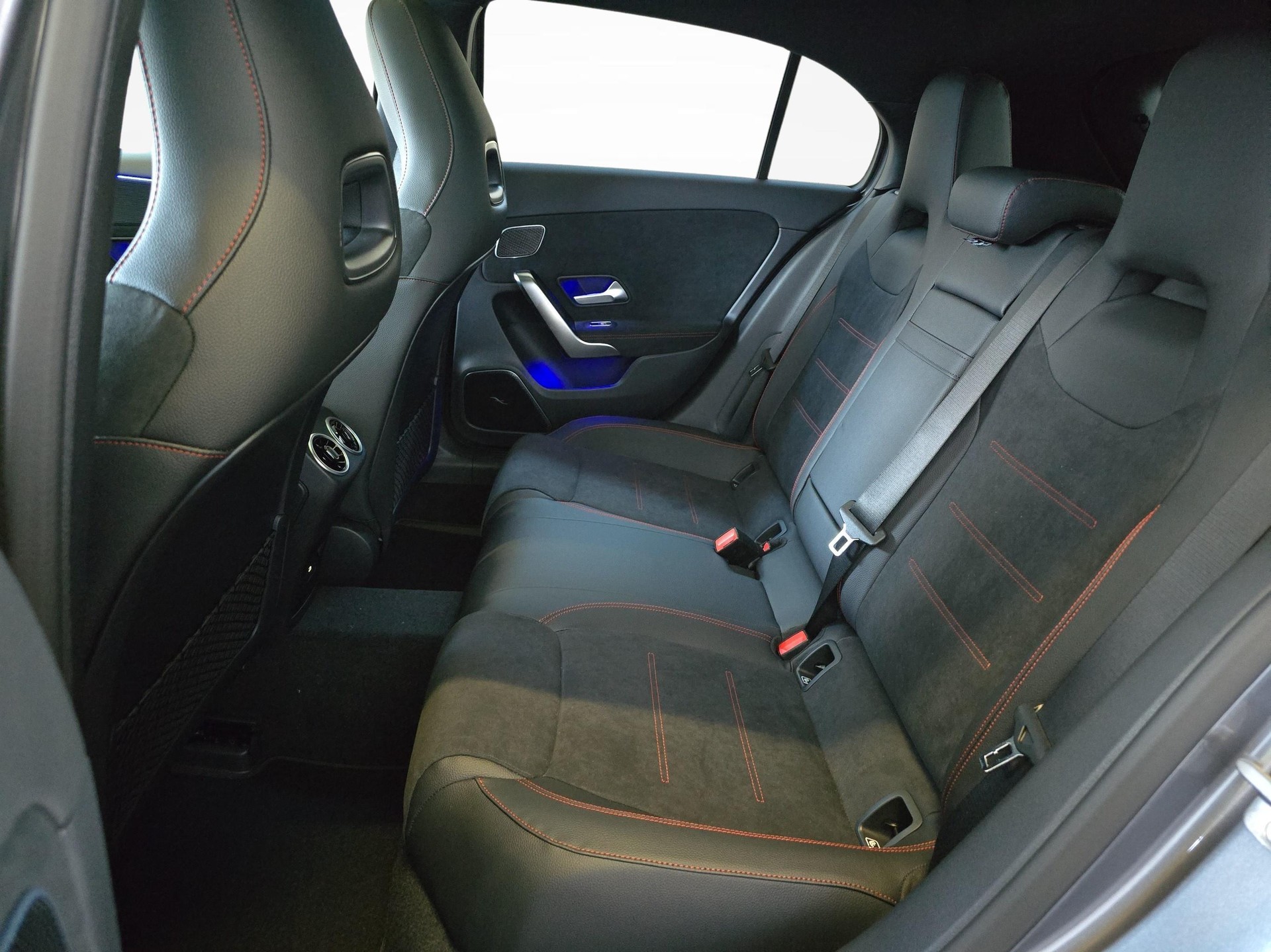 MERCEDES-BENZ A 220 4MATIC AMG Line-image-14