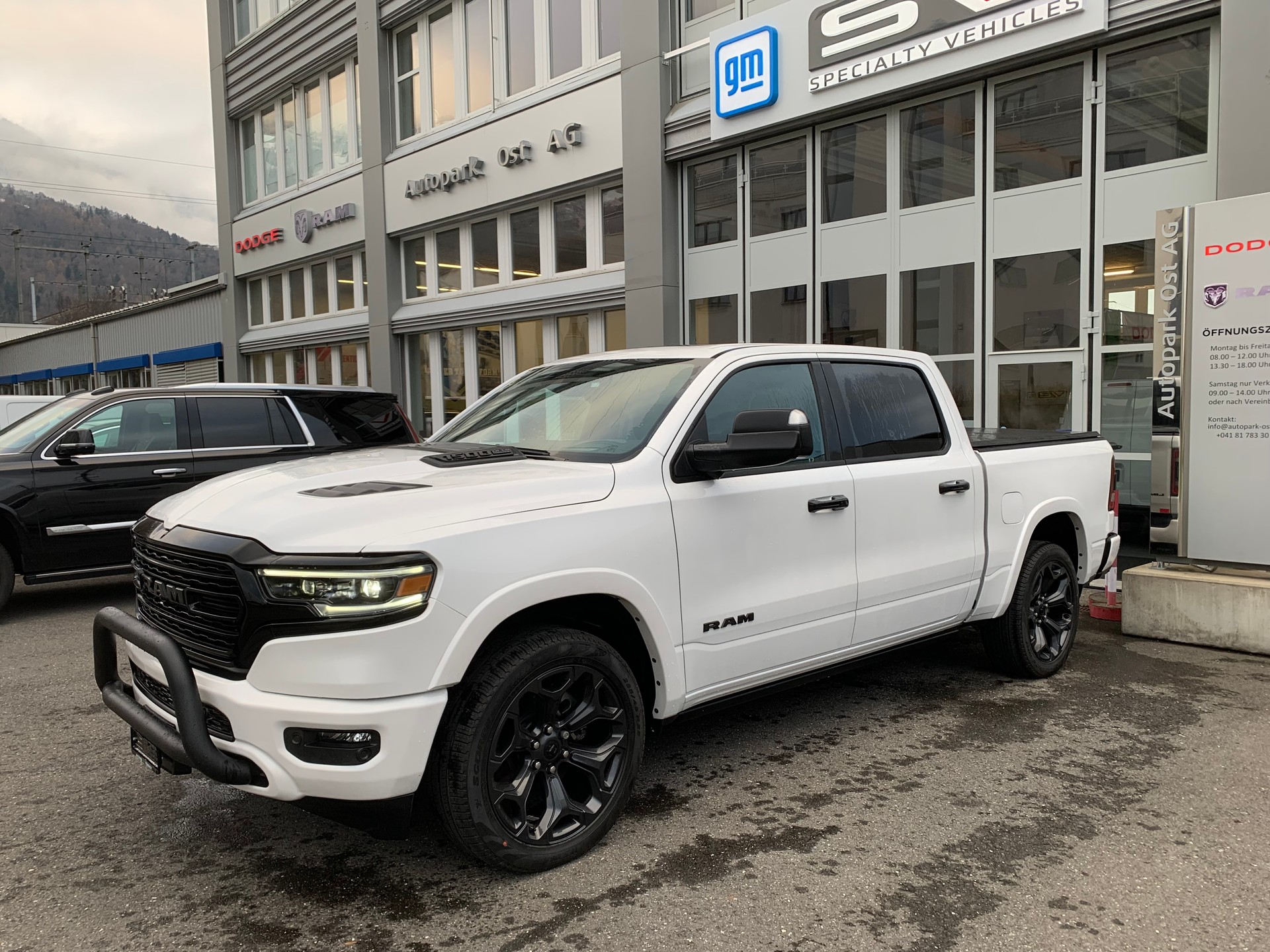DODGE Ram 1500 Limited Crew Cab 5.7 V8 Night Edition E-Torque-image-1