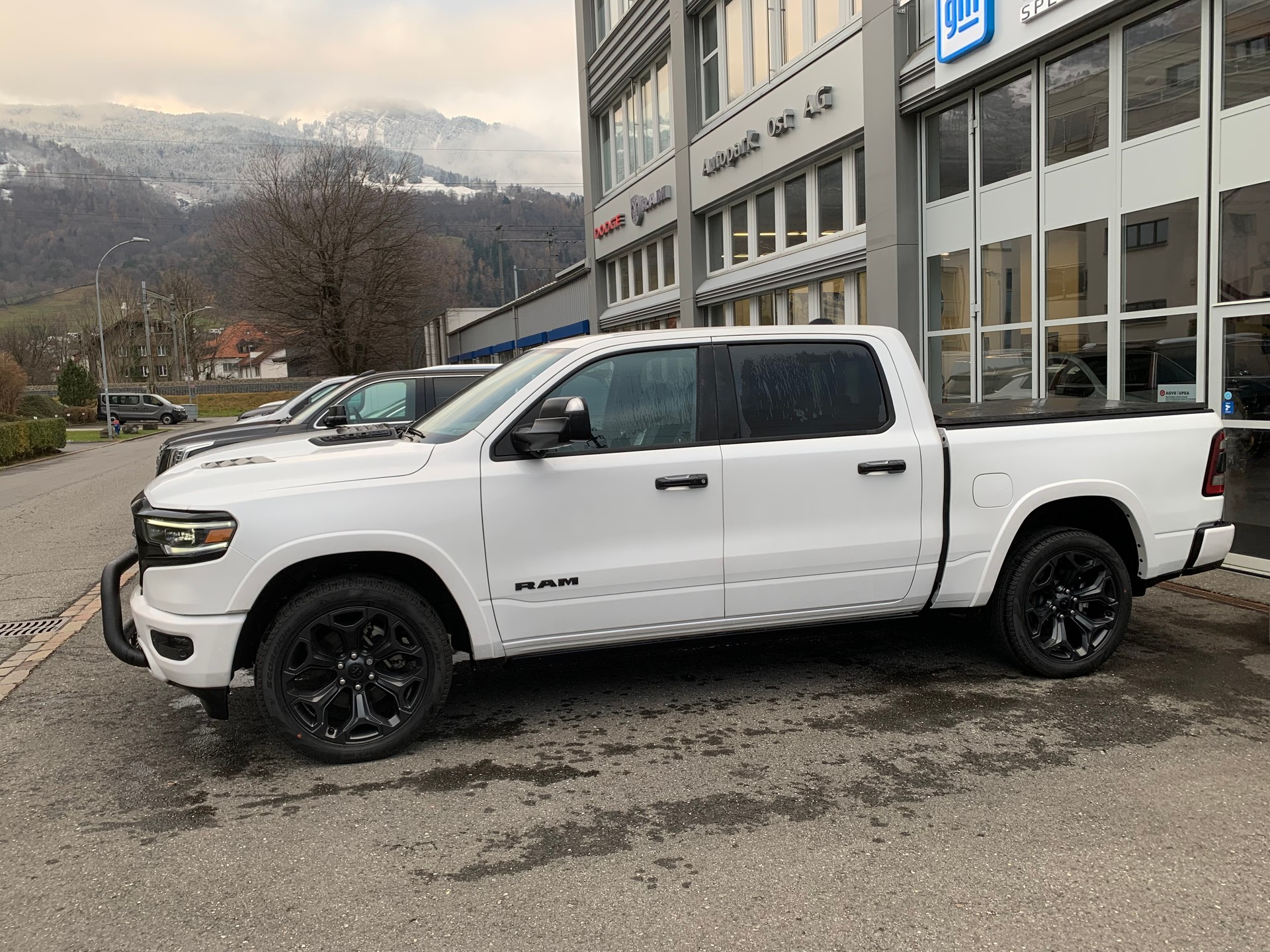DODGE Ram 1500 Limited Crew Cab 5.7 V8 Night Edition E-Torque-image-2