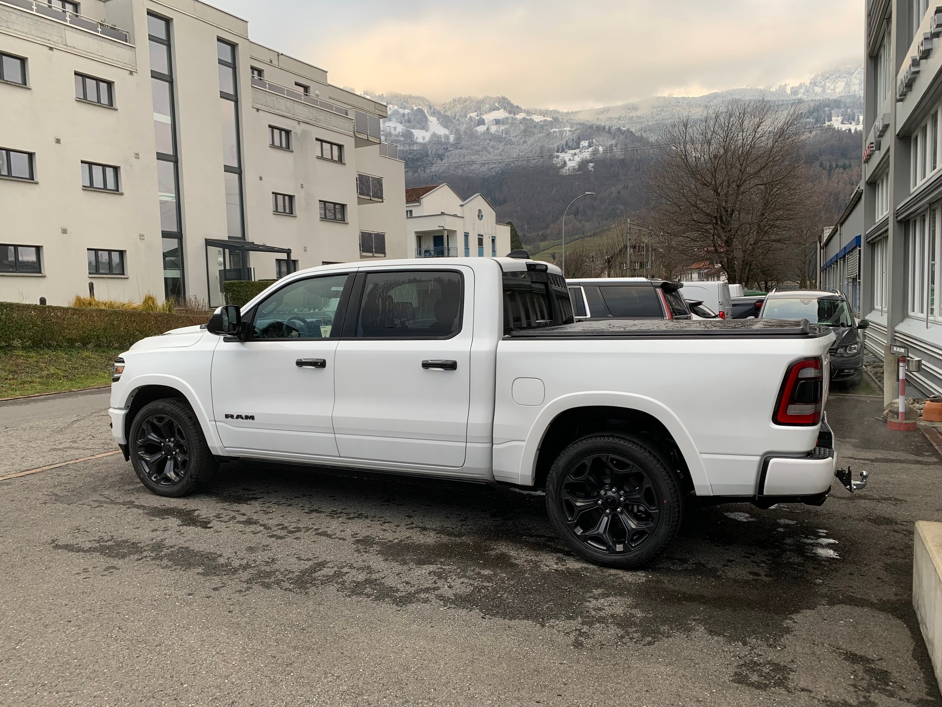 DODGE Ram 1500 Limited Crew Cab 5.7 V8 Night Edition E-Torque-image-3
