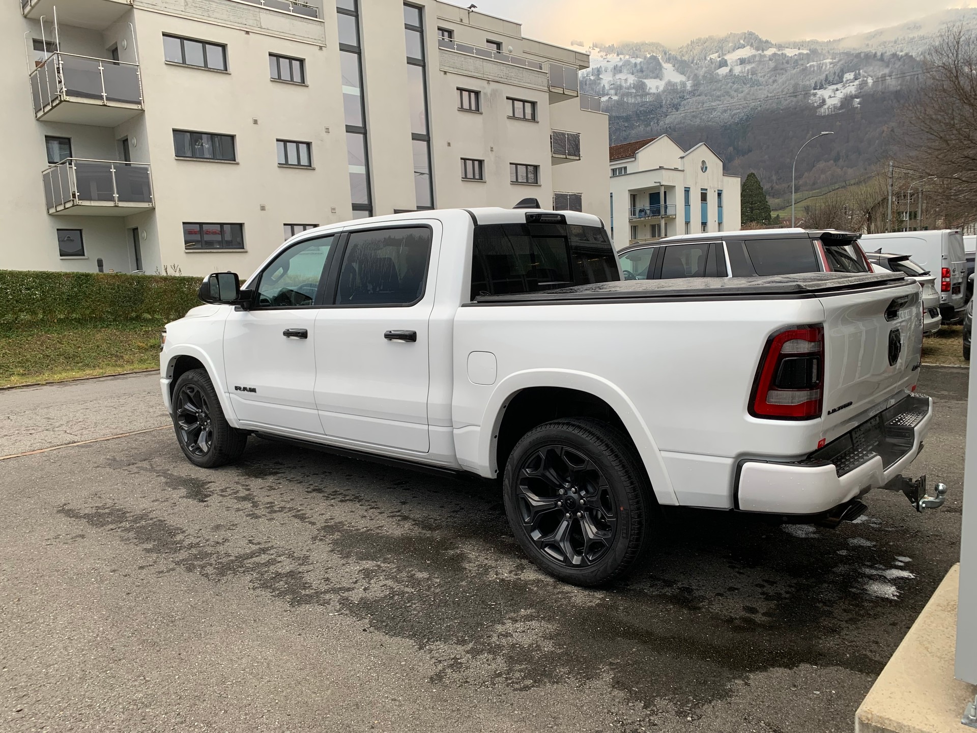 DODGE Ram 1500 Limited Crew Cab 5.7 V8 Night Edition E-Torque-image-4