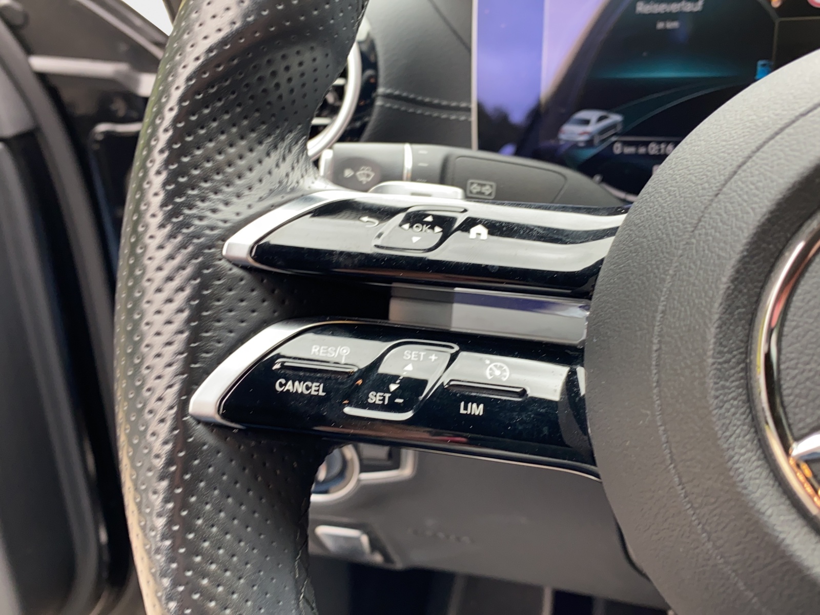 MERCEDES-BENZ E 200 AMG Line 9G-Tronic-image-21