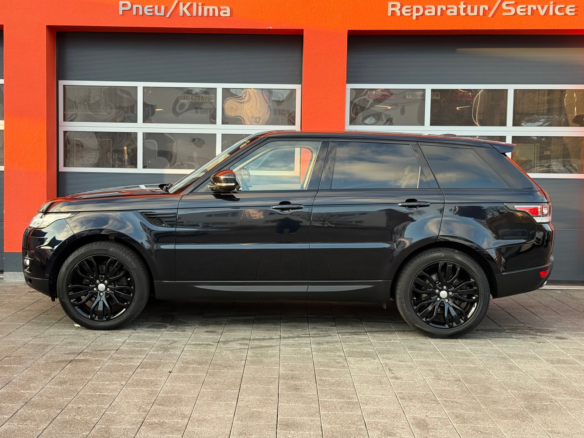 LAND ROVER Range Rover Sport 3.0 TDV6 HSE Automatic-showroom-element-1