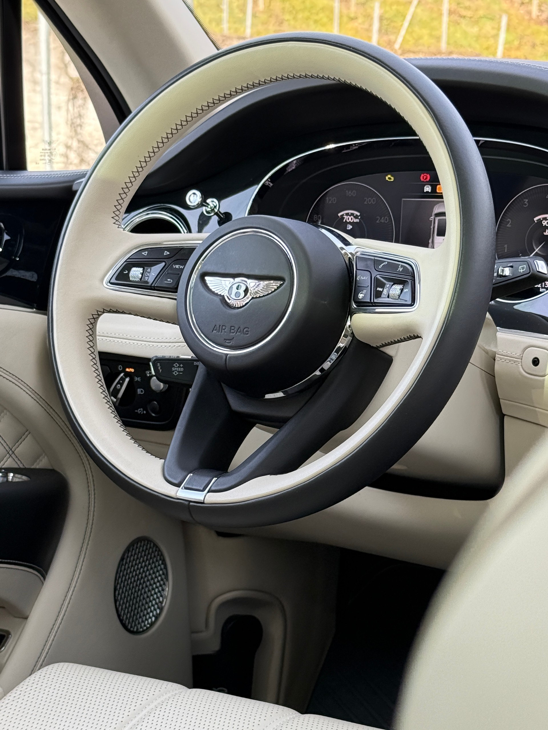 BENTLEY Bentayga V8 First Edition-image-11