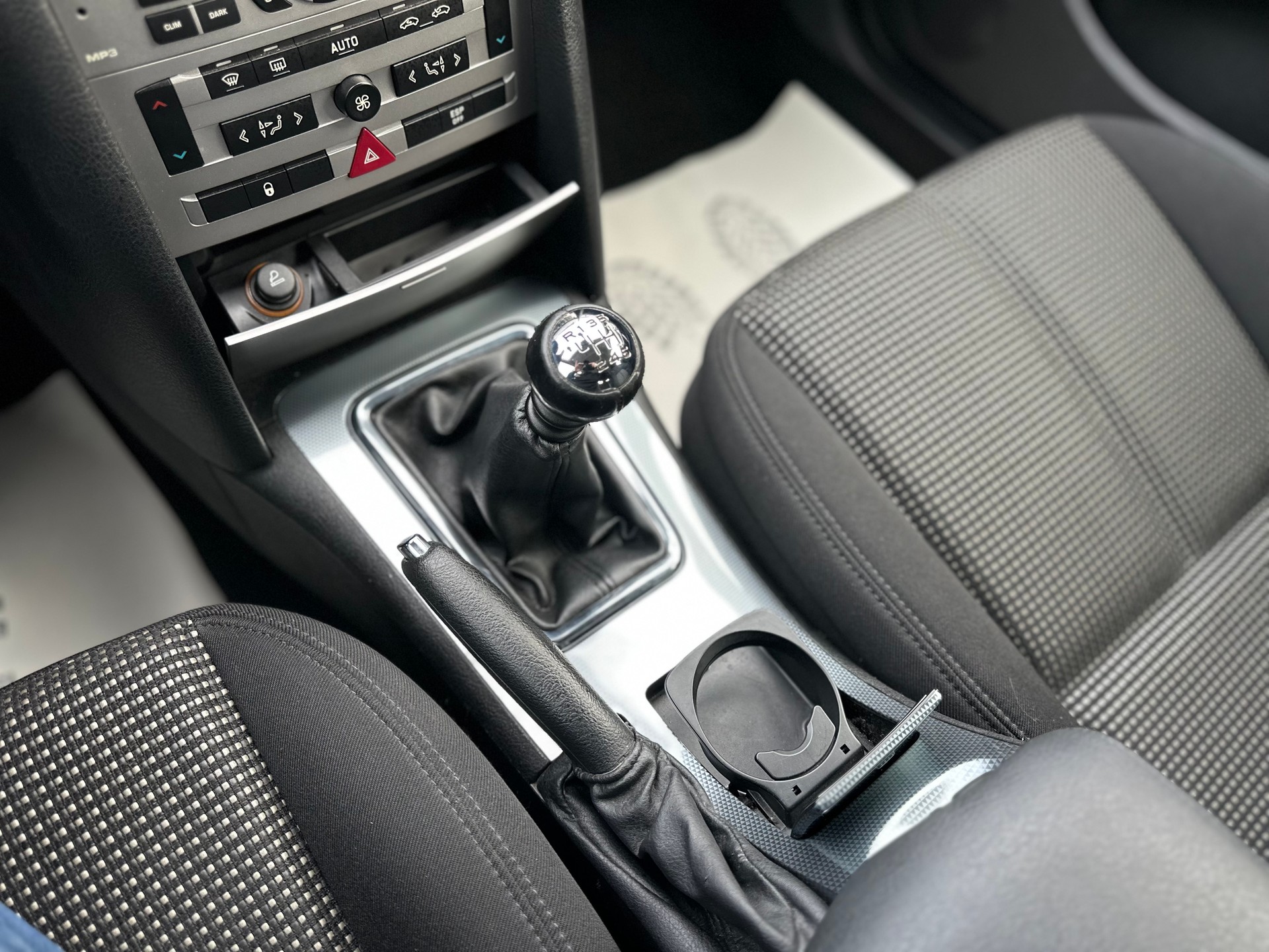 PEUGEOT 407 2.2 HDI Platinium Edition-image-15