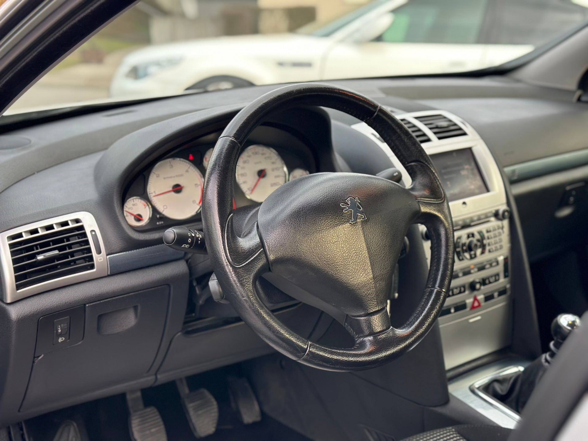 PEUGEOT 407 2.2 HDI Platinium Edition-image-8