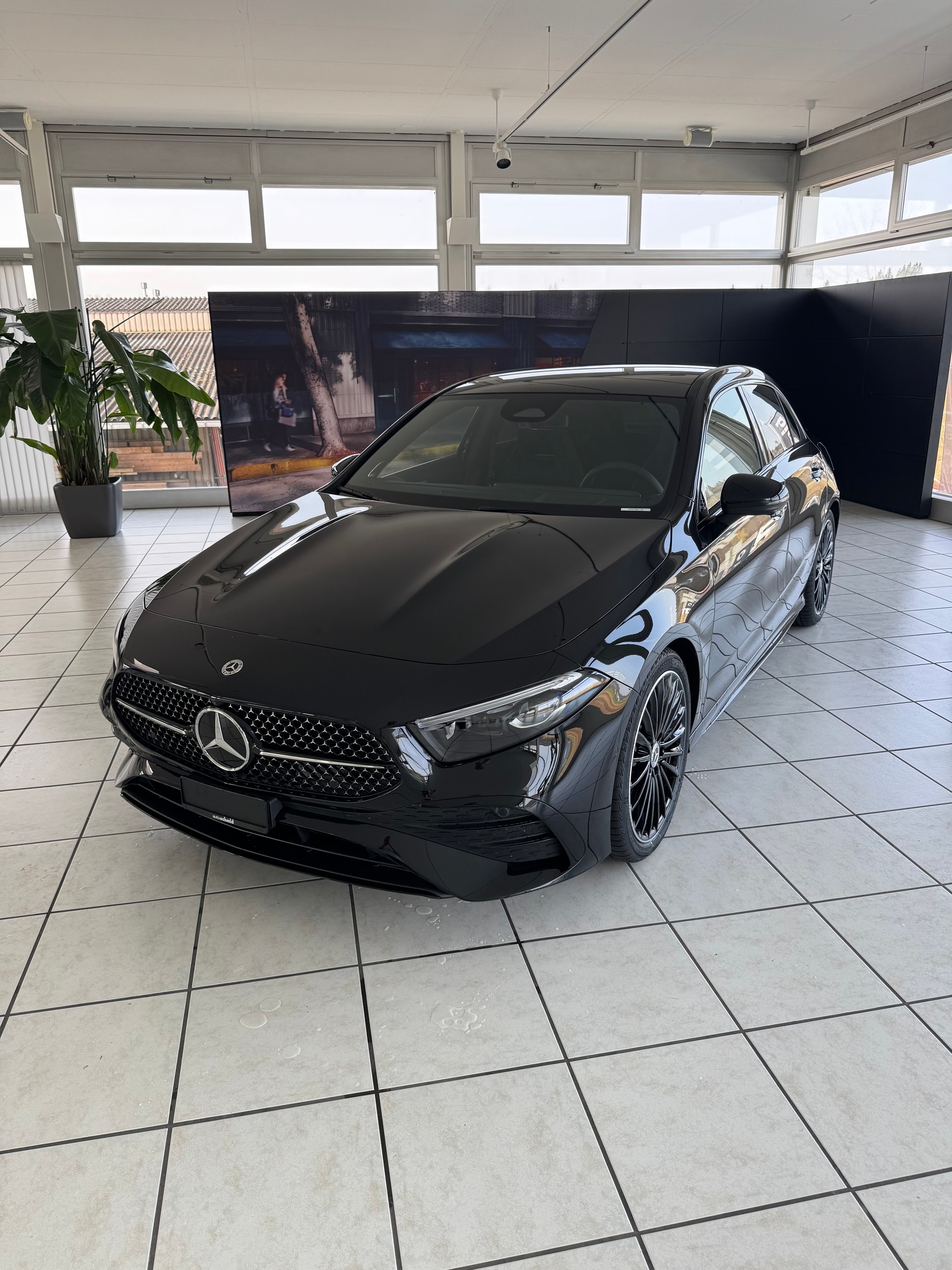 MERCEDES-BENZ A 250 4MATIC Kompaktlimousine-showroom-element-3