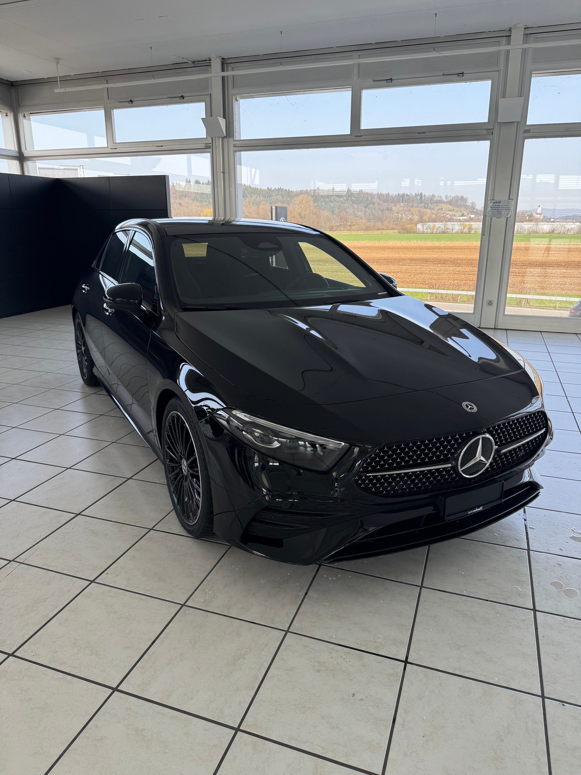 MERCEDES-BENZ A 250 4MATIC Kompaktlimousine-showroom-element-1