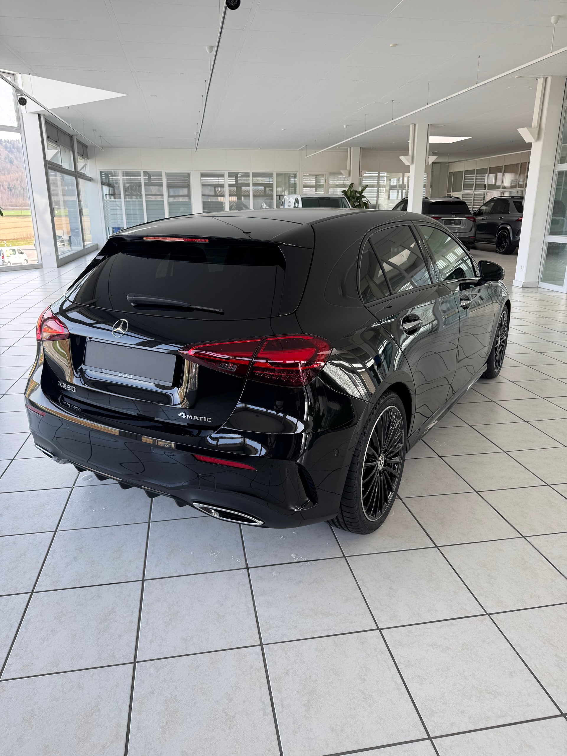 MERCEDES-BENZ A 250 4MATIC Kompaktlimousine-image-6