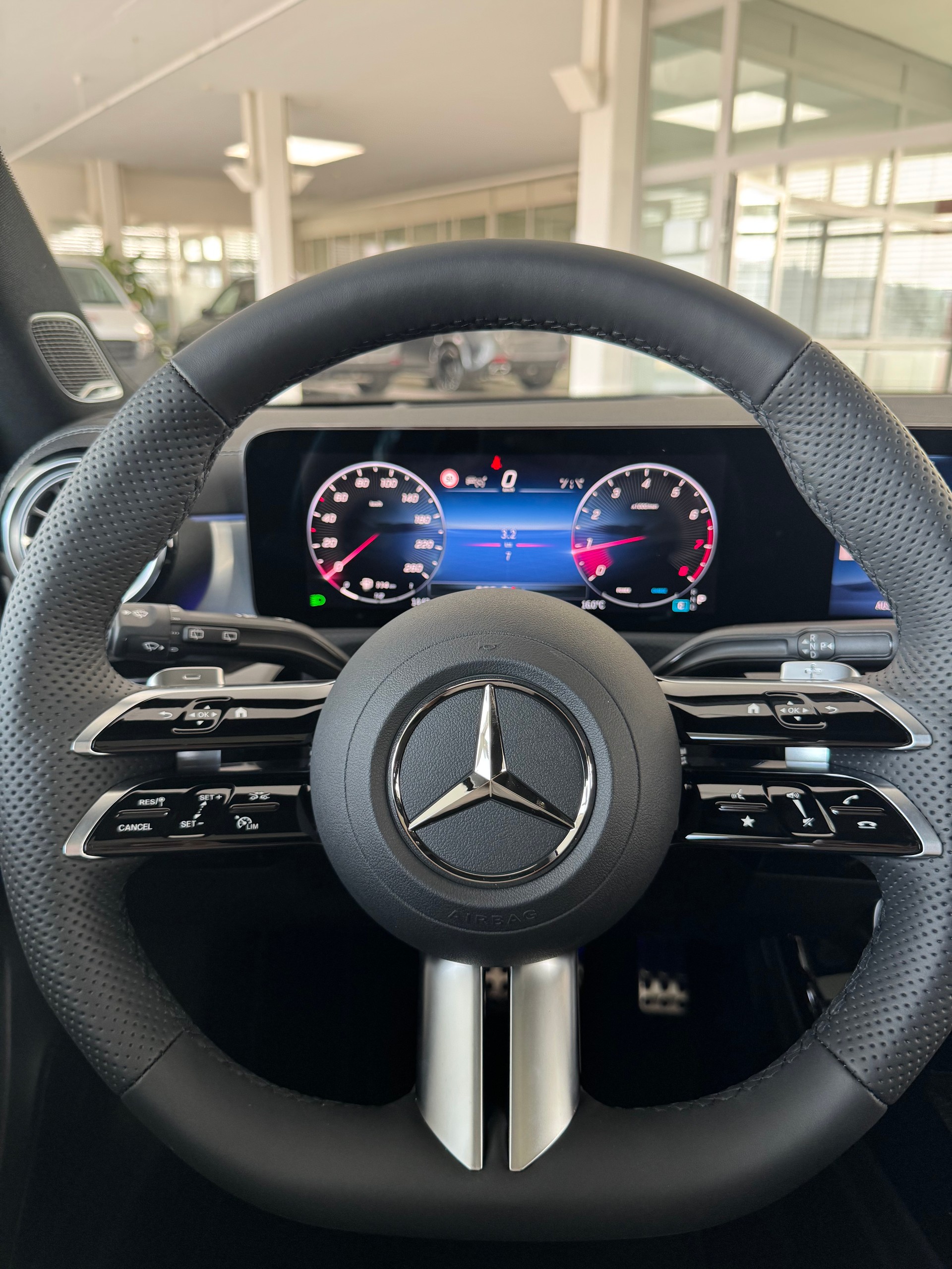 MERCEDES-BENZ A 250 4MATIC Kompaktlimousine-image-11