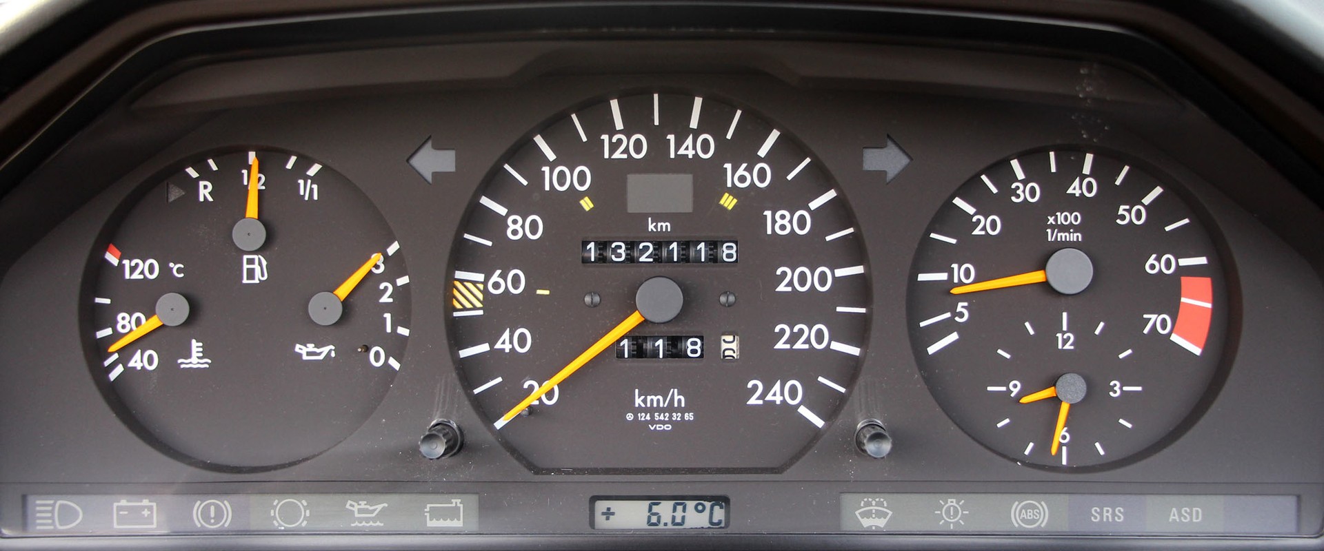 MERCEDES-BENZ E 220 Cabrio-image-11