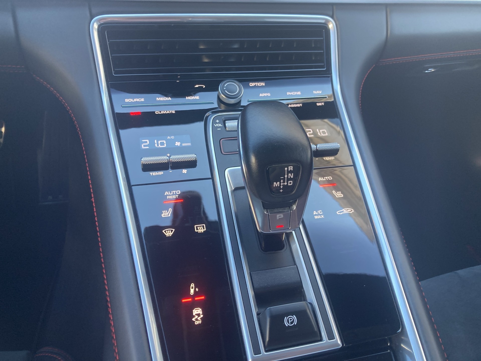 PORSCHE Panamera GTS Sport Turismo 4.0 V8-image-14