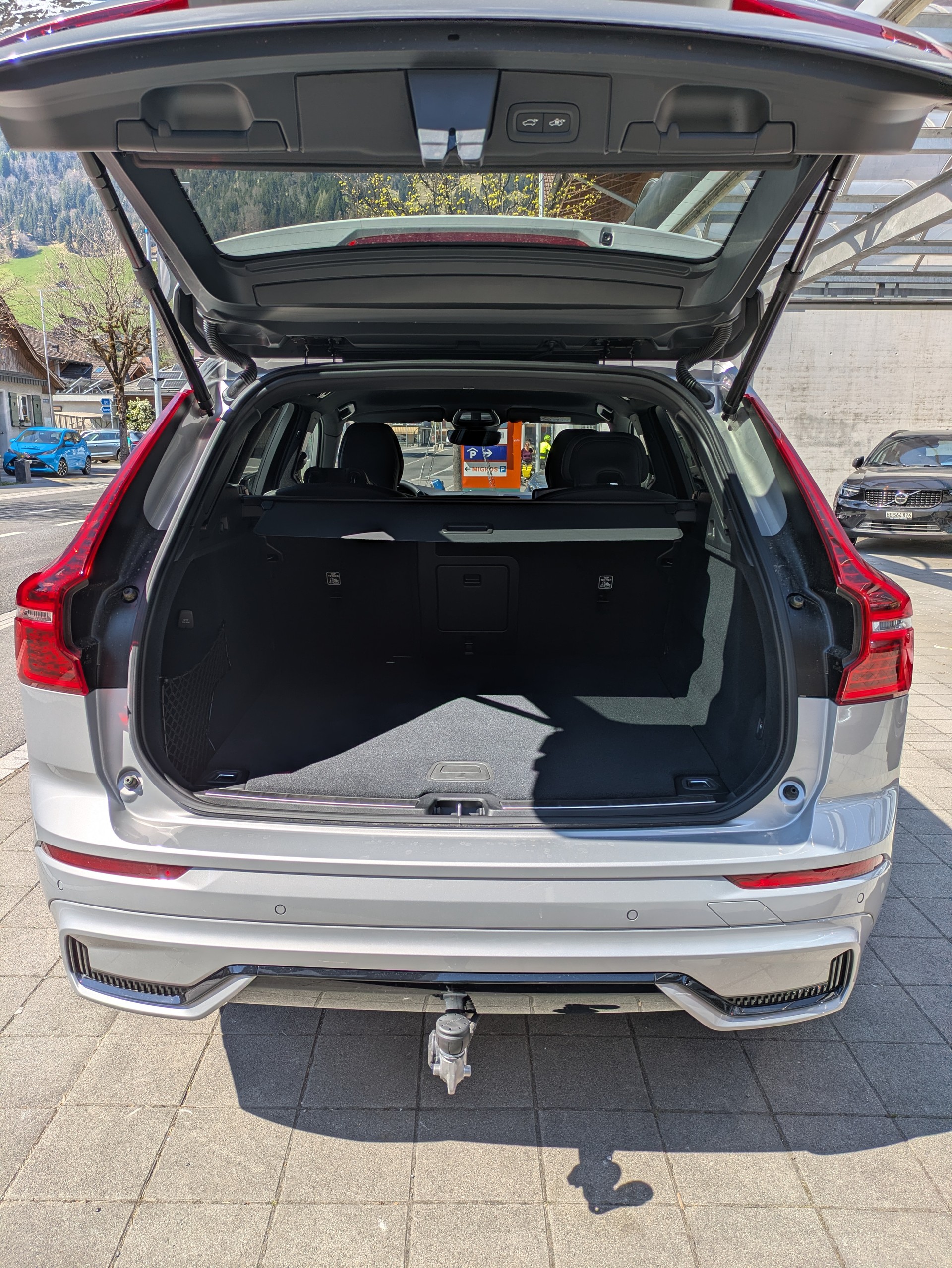 VOLVO XC60 2.0 B5 MH Plus Dark AWD-image-4