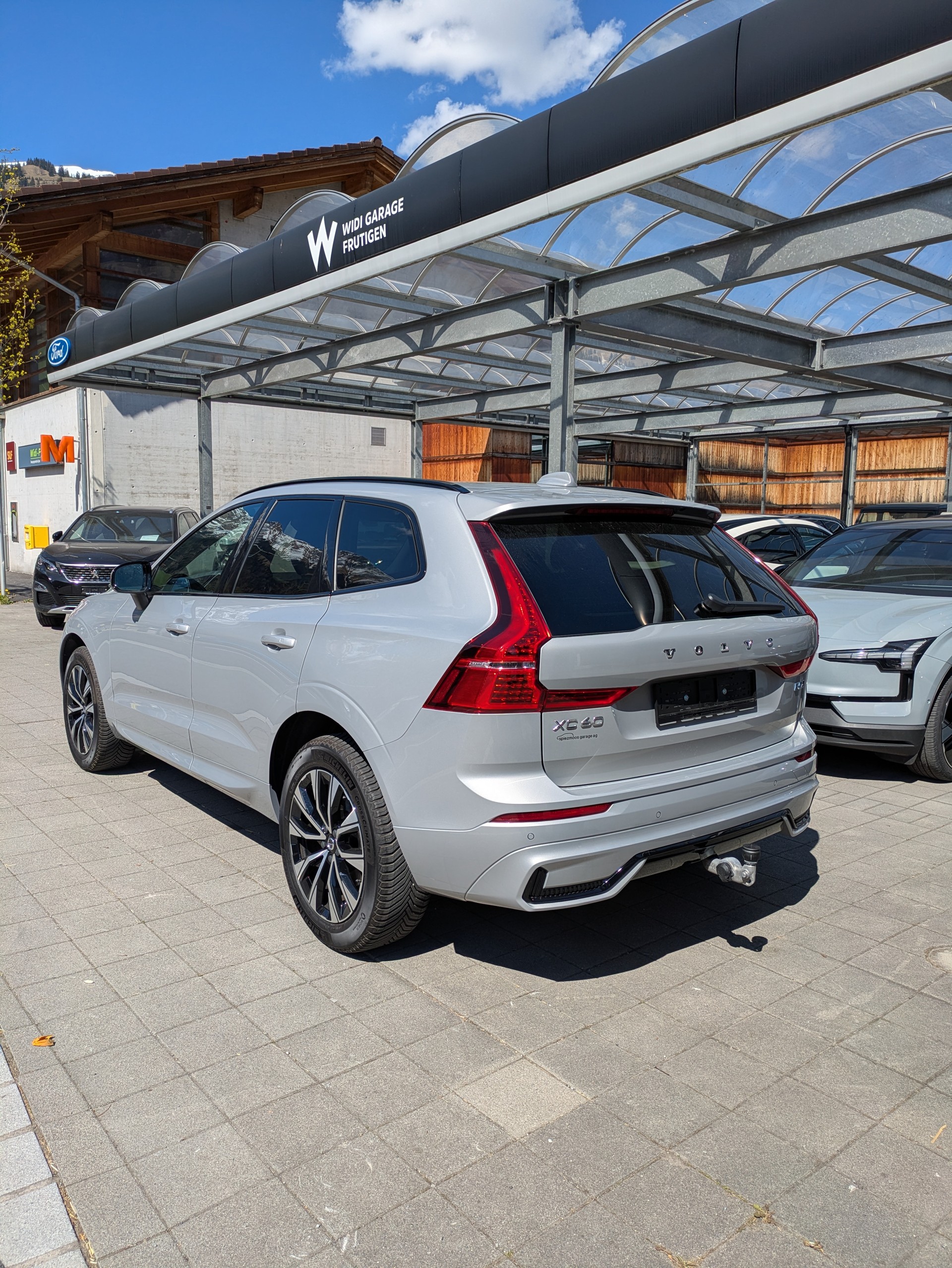 VOLVO XC60 2.0 B5 MH Plus Dark AWD-showroom-element-2