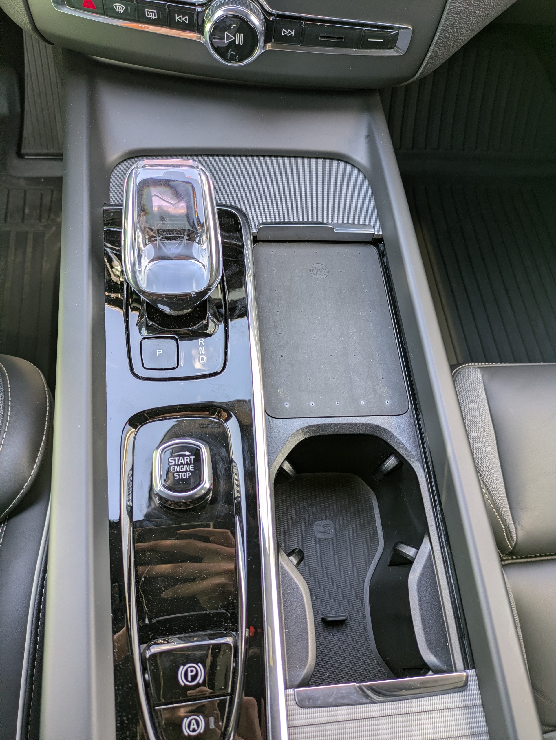 VOLVO XC60 2.0 B5 MH Plus Dark AWD-image-13
