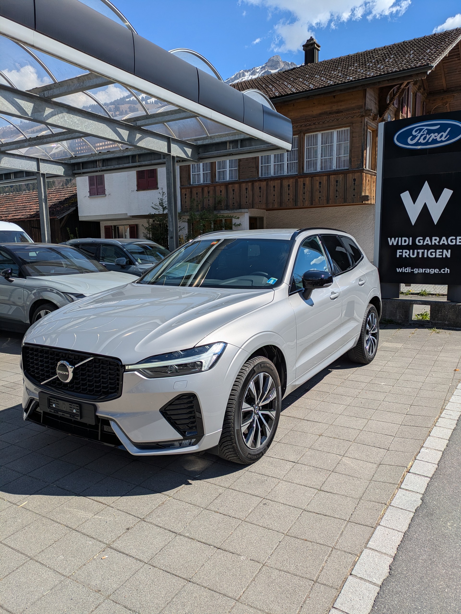 VOLVO XC60 2.0 B5 MH Plus Dark AWD-showroom-element-1