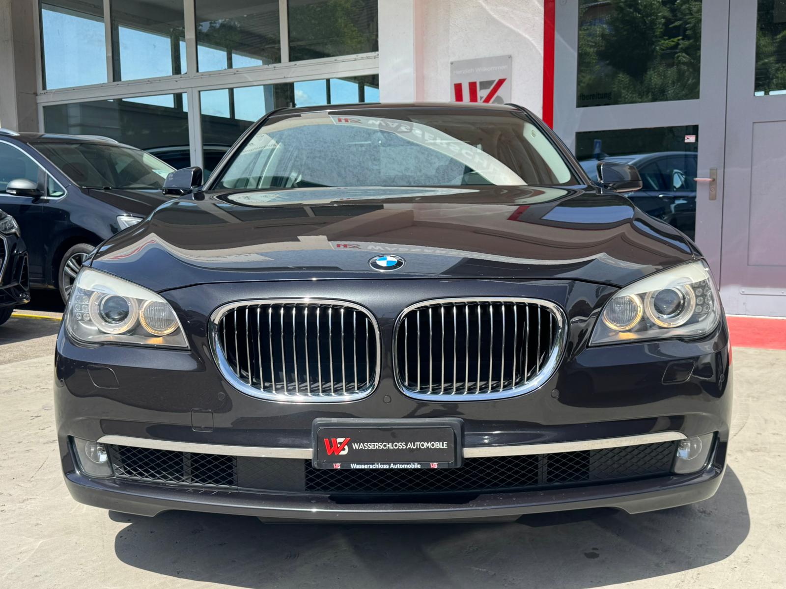 BMW 740d xDrive-showroom-element-1