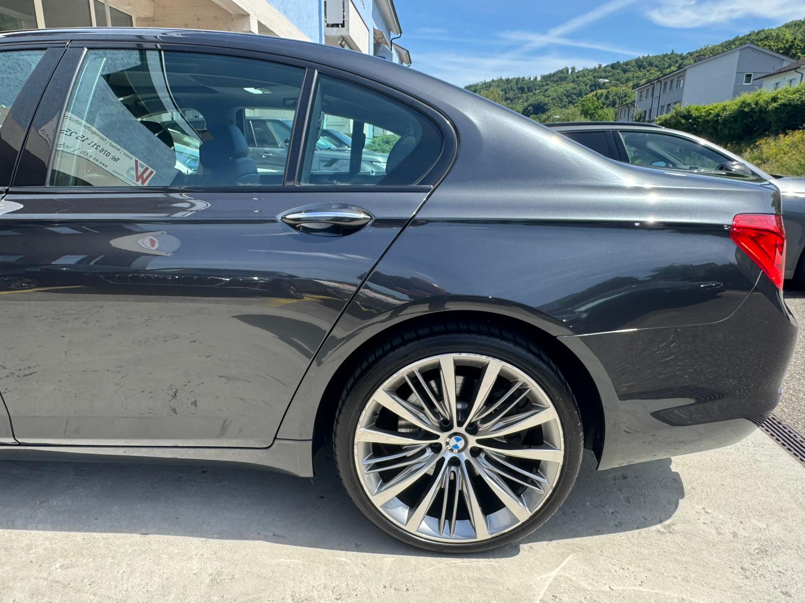 BMW 740d xDrive-image-10