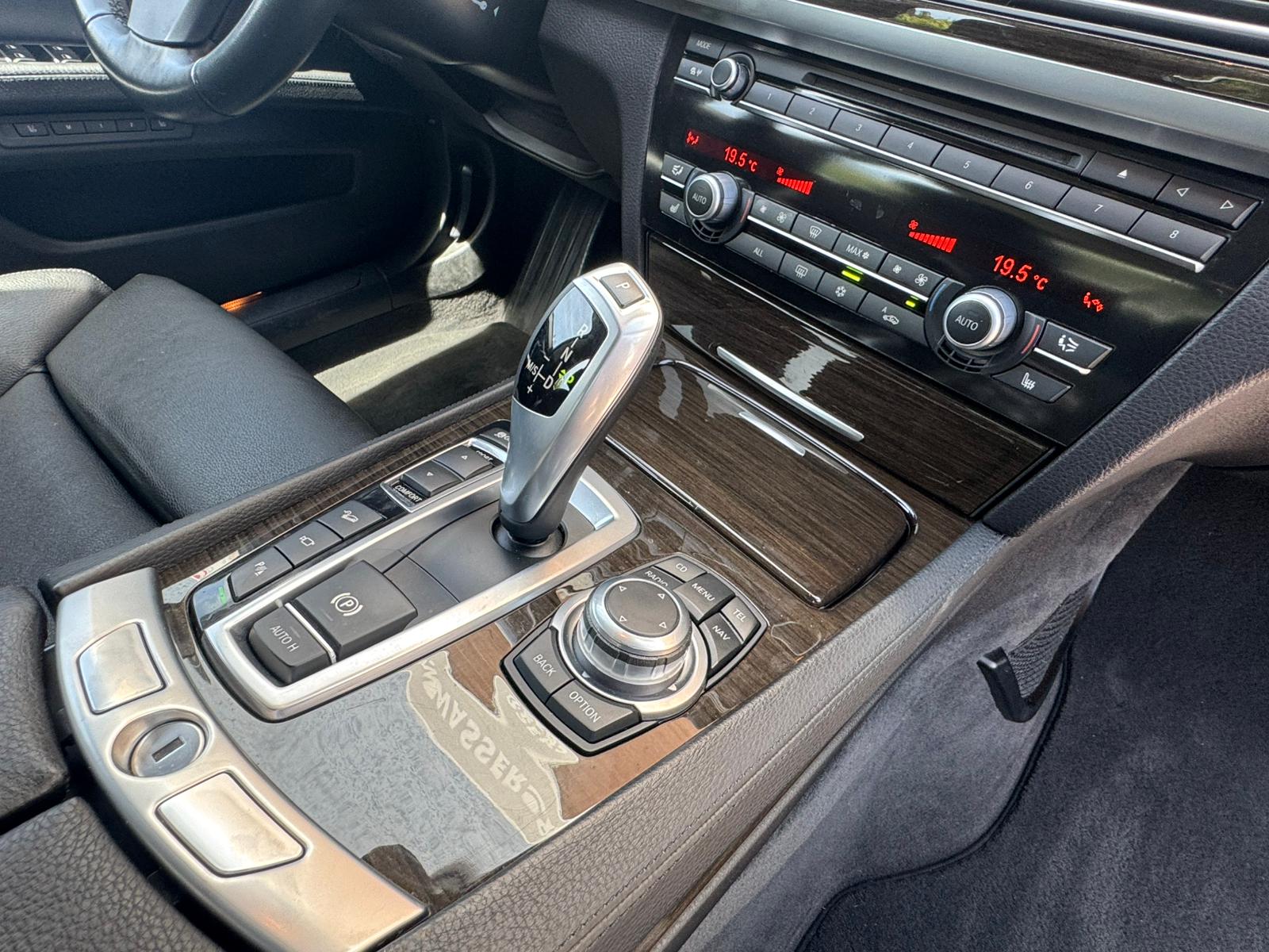 BMW 740d xDrive-image-26