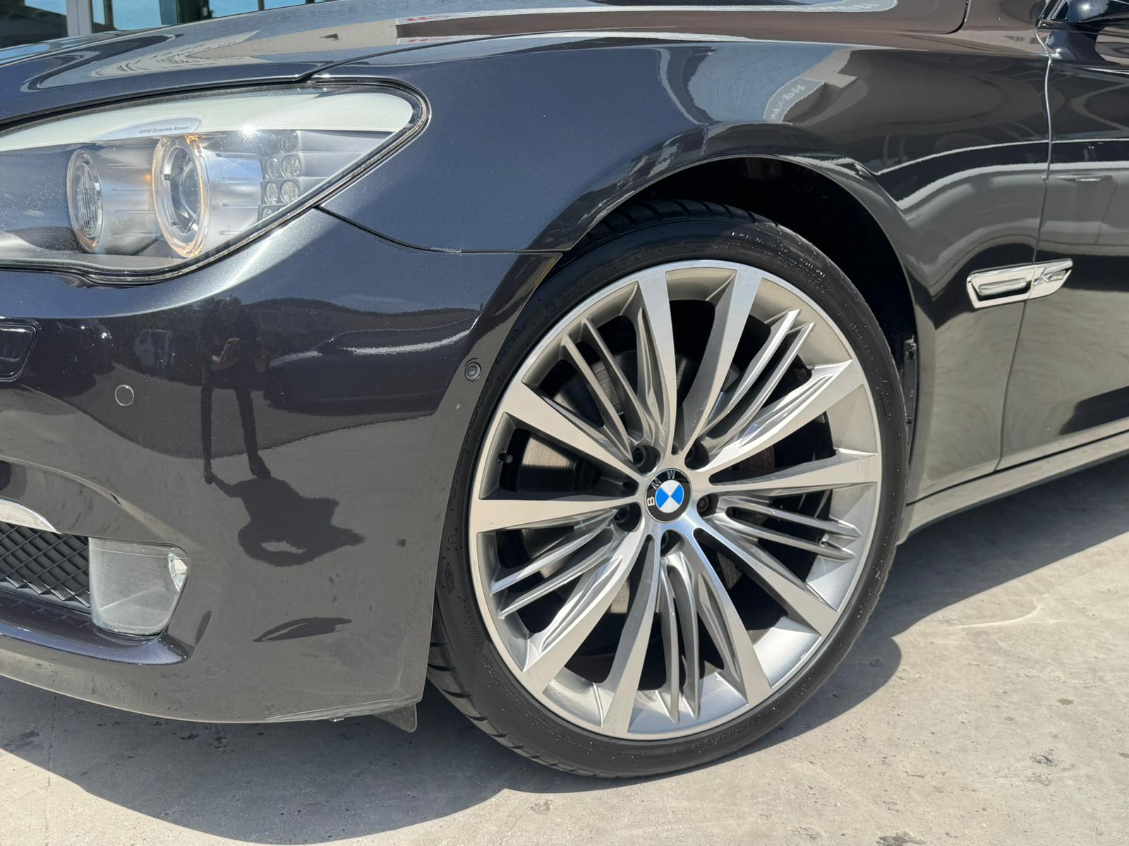 BMW 740d xDrive-image-11