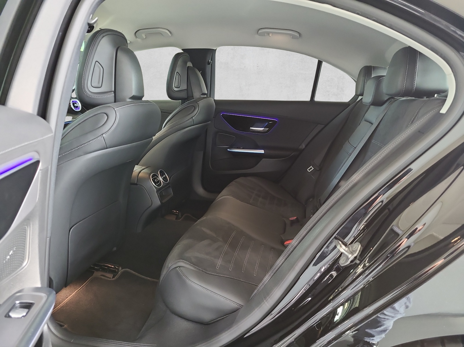 MERCEDES-BENZ C 200 4Matic AMG Line-image-10