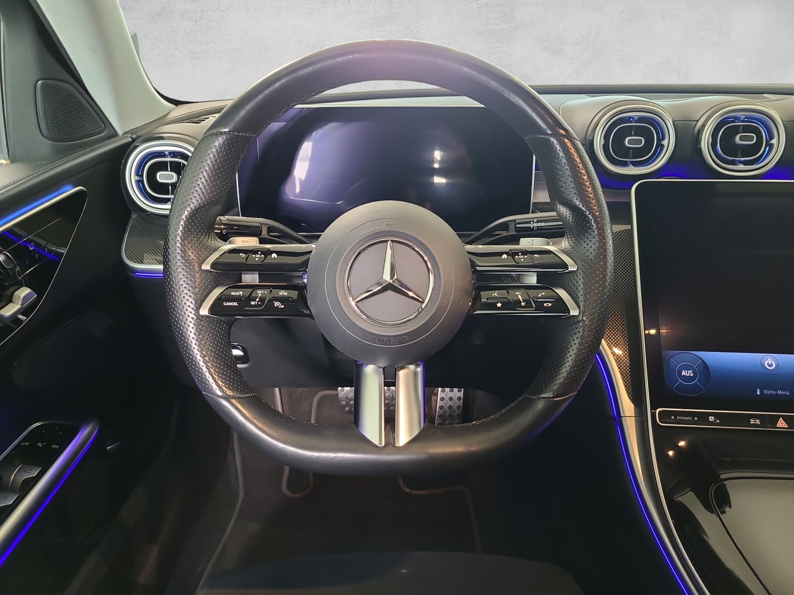 MERCEDES-BENZ C 200 4Matic AMG Line-image-12