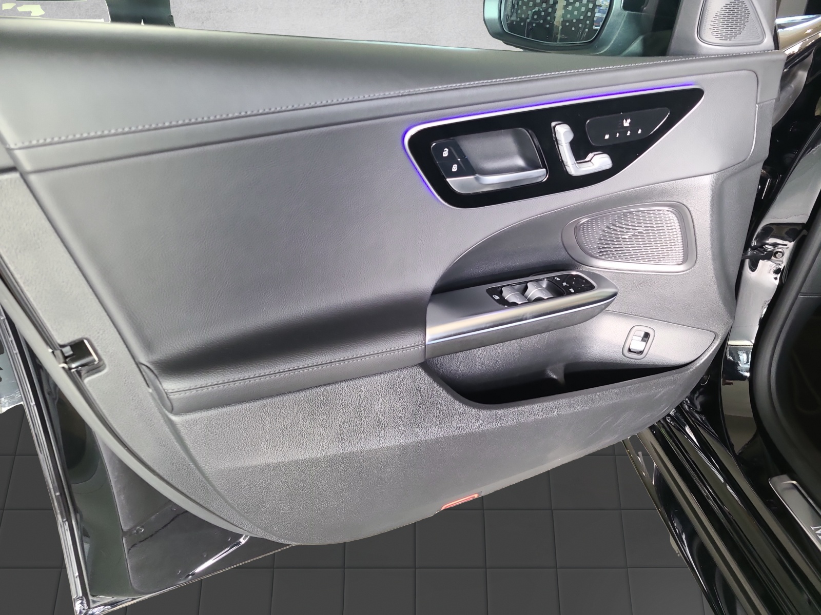MERCEDES-BENZ C 200 4Matic AMG Line-image-8