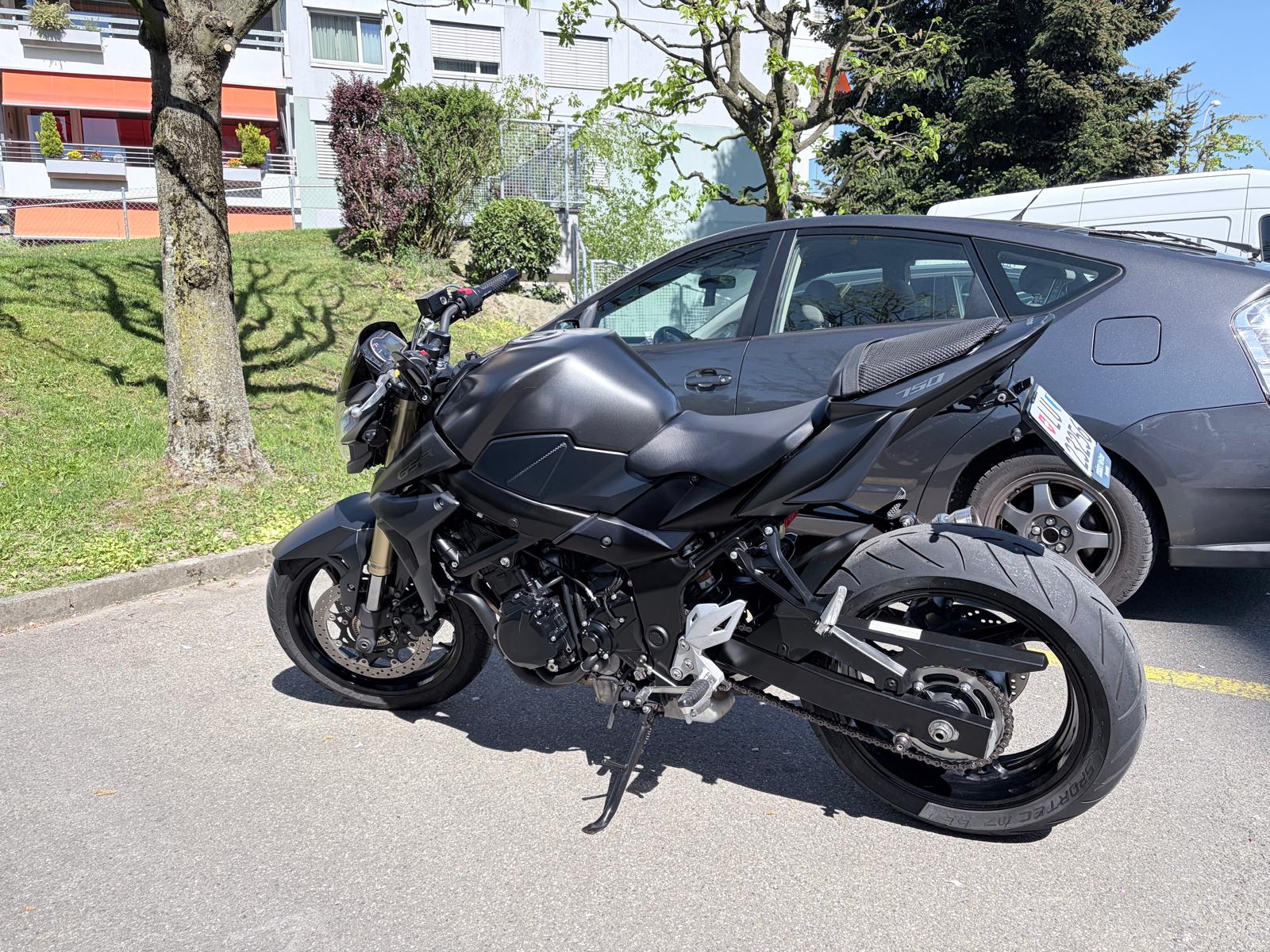 SUZUKI GSR 750 ABS-image-2