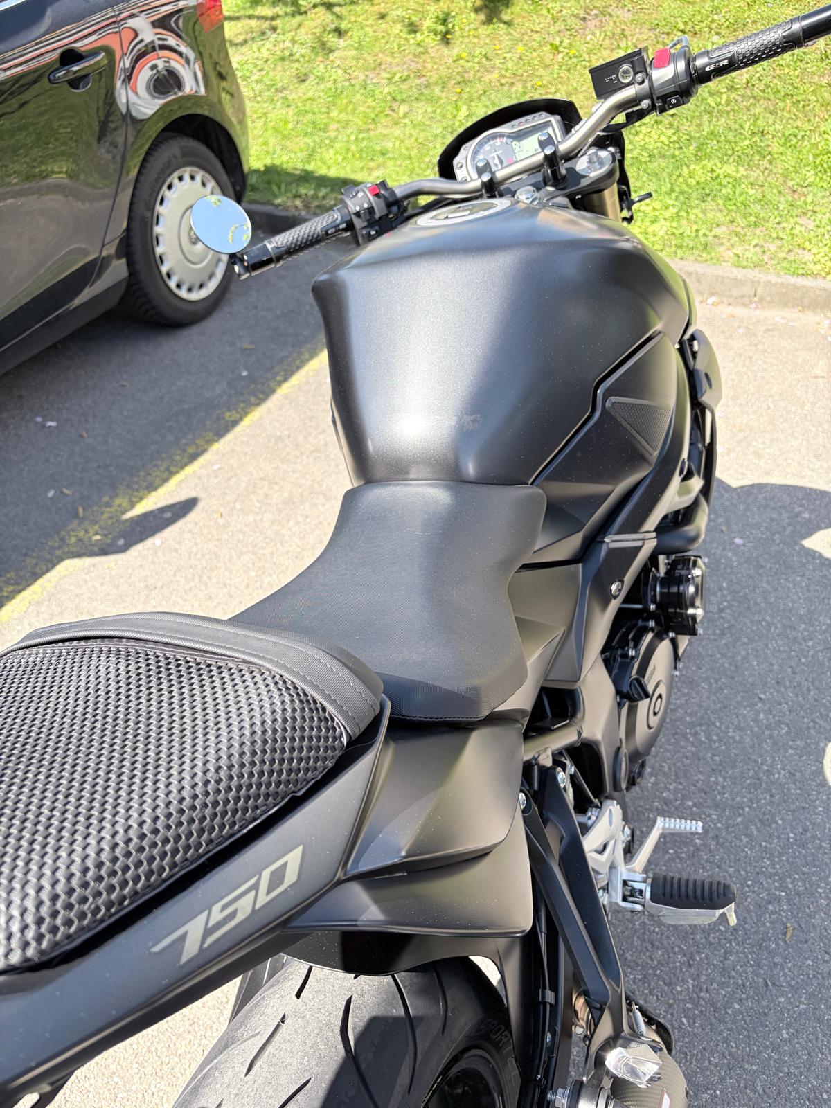 SUZUKI GSR 750 ABS-image-7