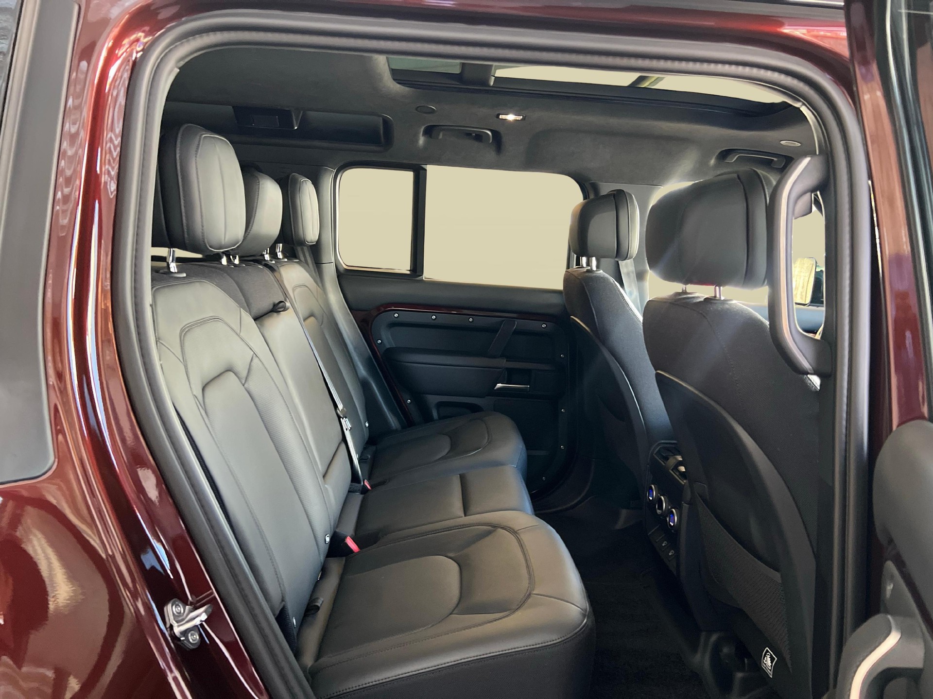 LAND ROVER Defender 110 2.0 P300e Sedona Edition-image-10