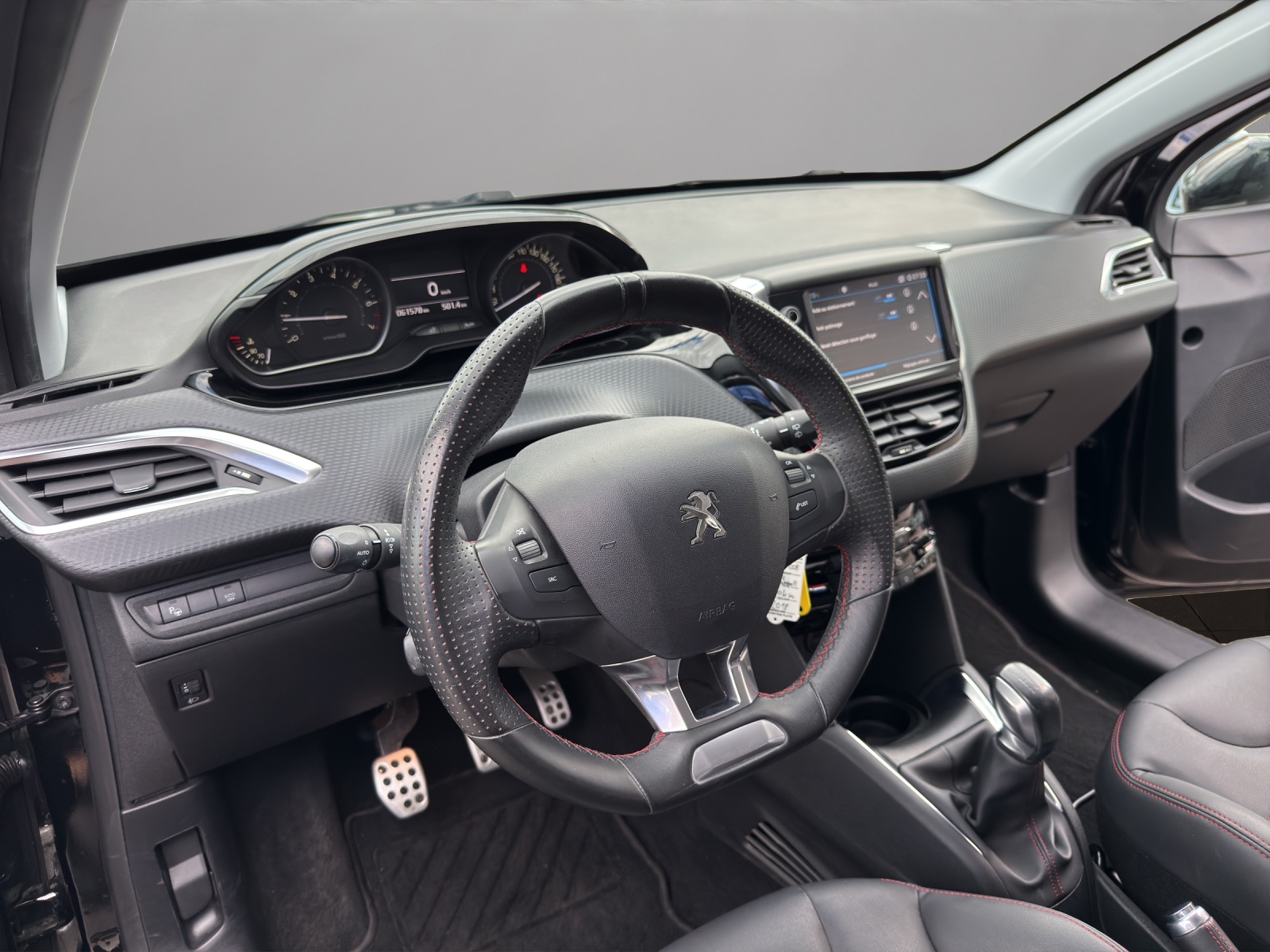 PEUGEOT 208 1.2 PureTech GT Line-image-9