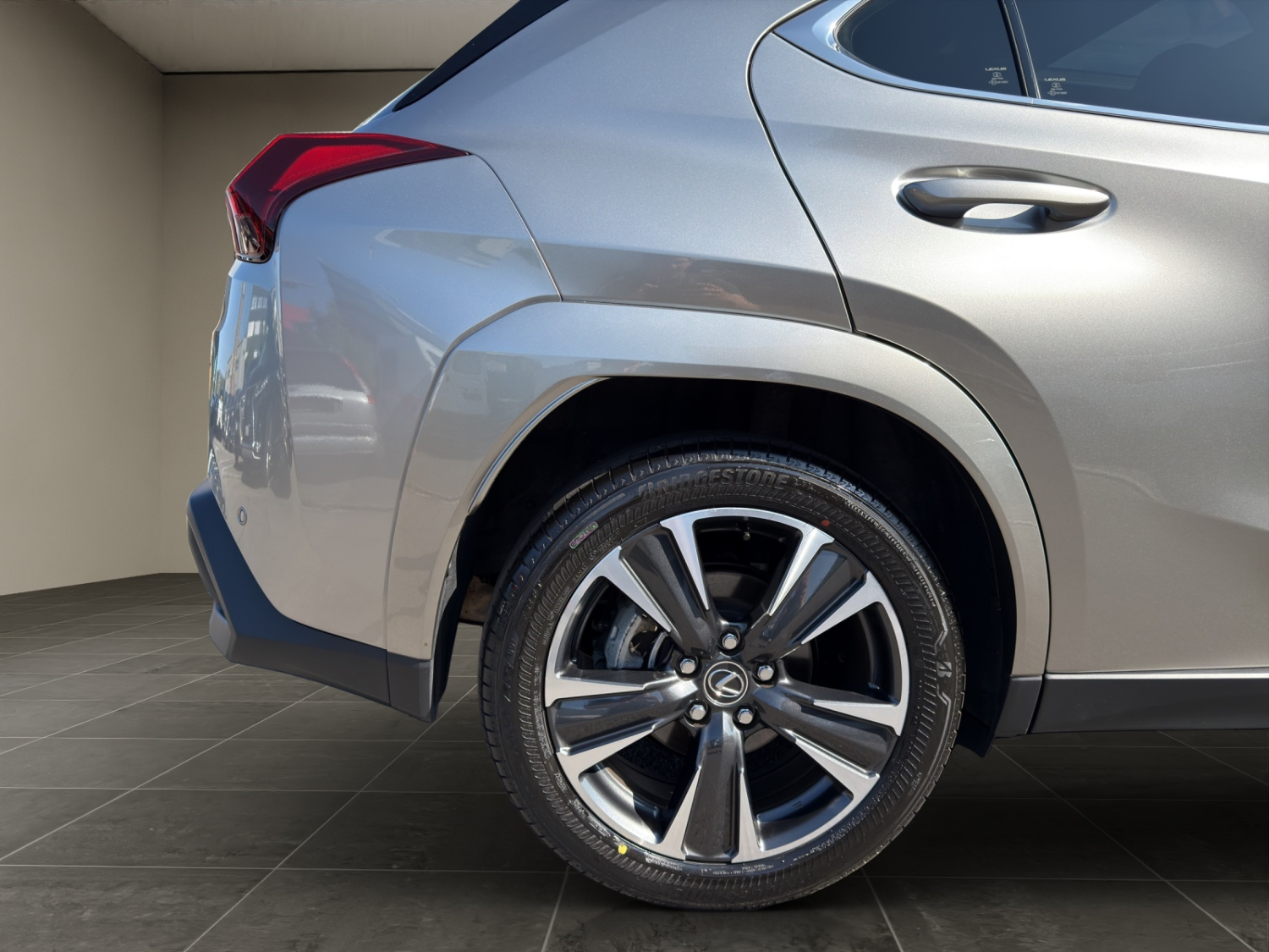 LEXUS UX 300h excellence AWD-image-26