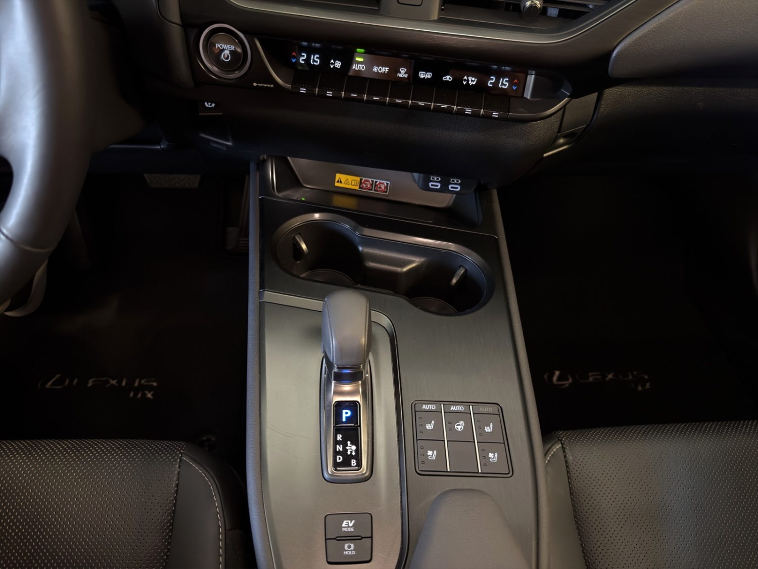 LEXUS UX 300h excellence AWD-image-18