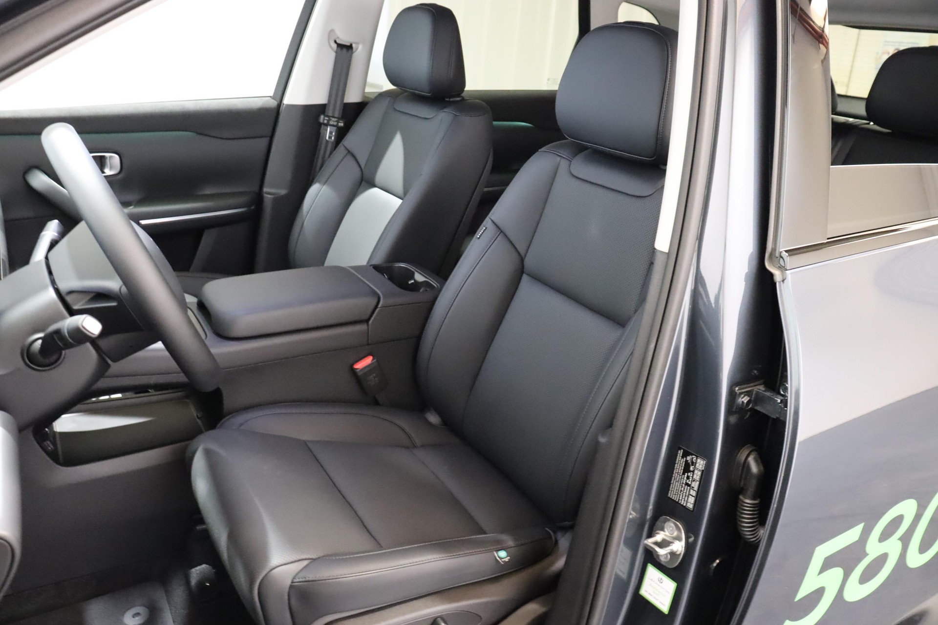 LEAPMOTOR C10 EV AWD-showroom-element-3